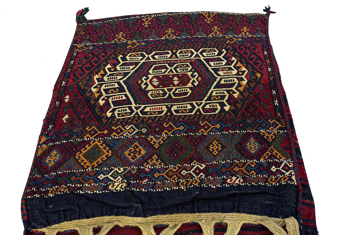 Diese exquisite antike Sella (Satteltaschenvorderseite), die in der Region Sivas in der Zentraltürkei gewebt wurde, misst 77 × 69 cm und ist eine wunderschöne Darstellung türkischer Stammeskunst. Ursprünglich wurde sie als Teil eines größeren,