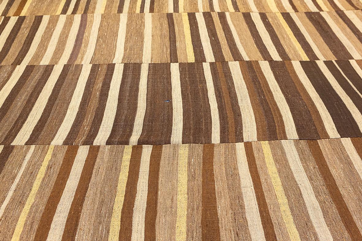 Azerbaïdjanais Rug & Kilim Design/One rayé dans les tons naturels en vente