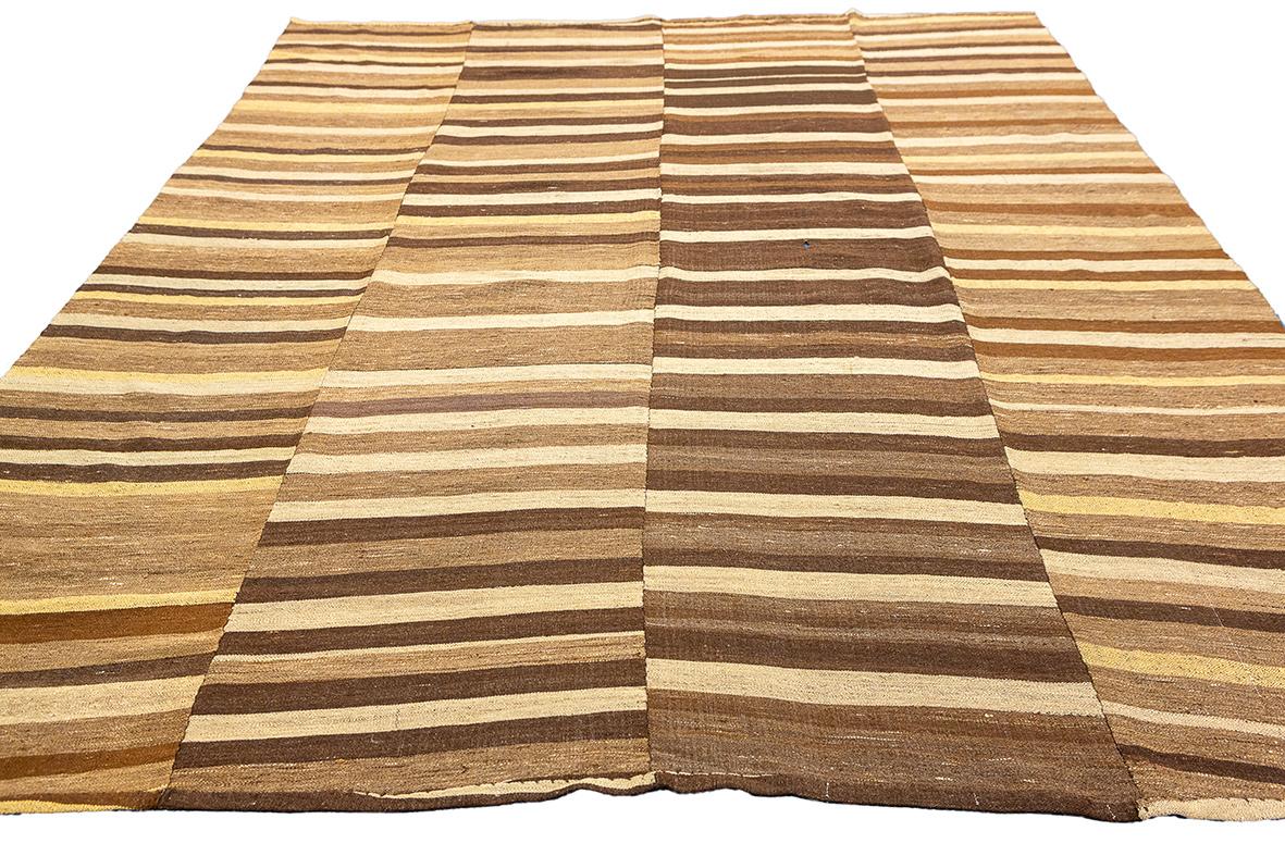 Fait main Rug & Kilim Design/One rayé dans les tons naturels en vente