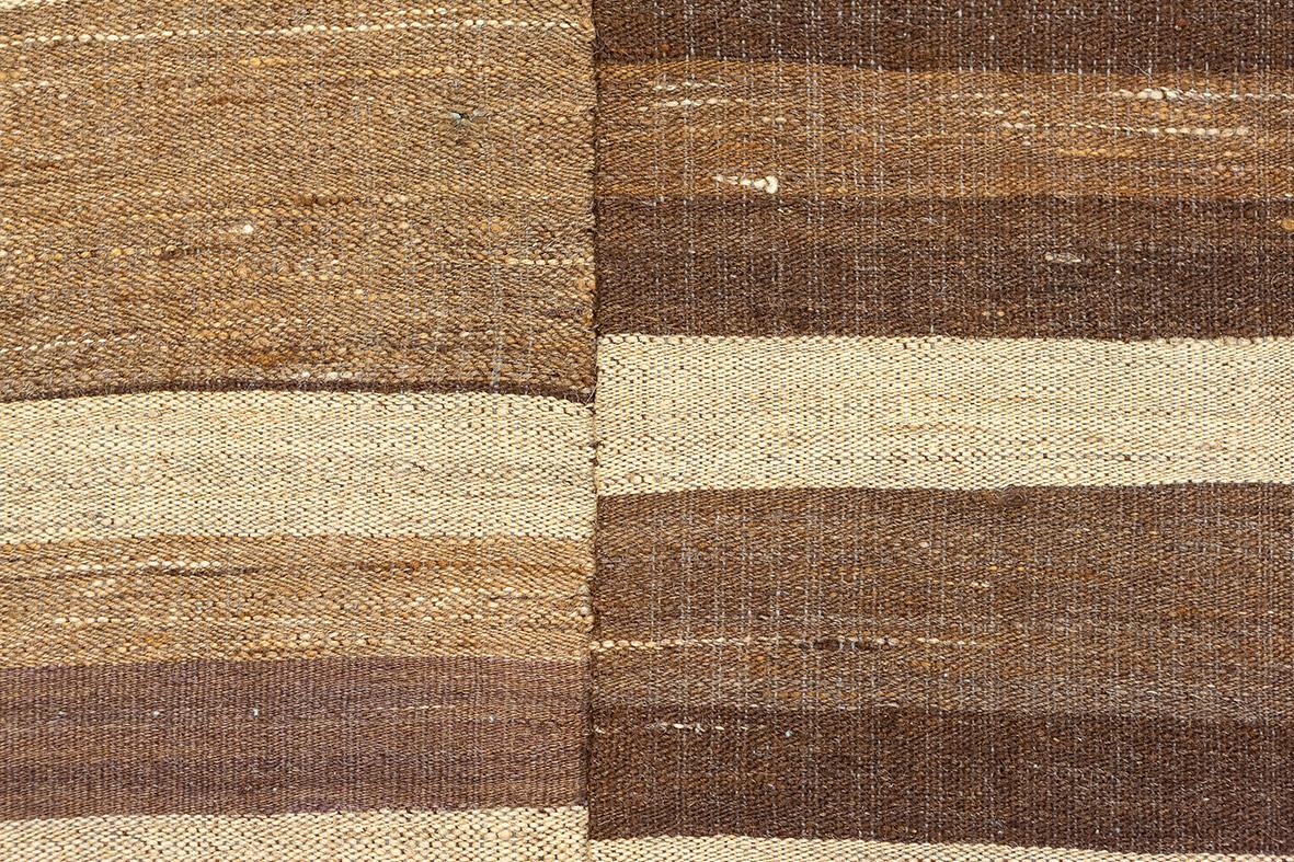 20ième siècle Rug & Kilim Design/One rayé dans les tons naturels en vente