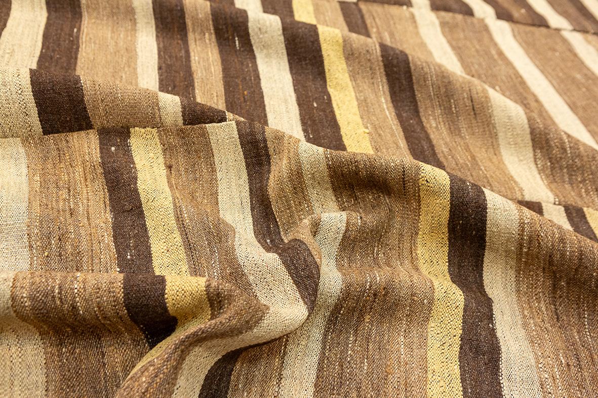 Laine Rug & Kilim Design/One rayé dans les tons naturels en vente