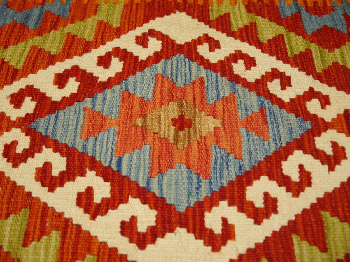Tapis Kilim tribal Kelim à teintures naturelles et motif de diamant tissé à la main plat en vente 5