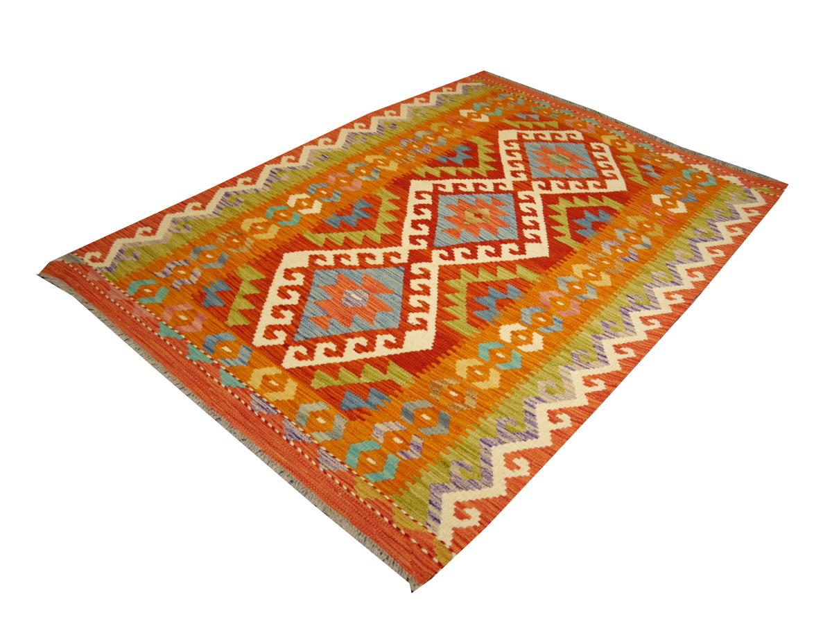 Un magnifique tapis tribal Kilim tissé à la main
Ce tapis Rug & Kilim a été fabriqué à la main par les tribus nomades d'Asie.
Ces tapis sont de grande qualité, ont des pigments de couleur fabriqués à partir de plantes naturelles ou de minéraux et