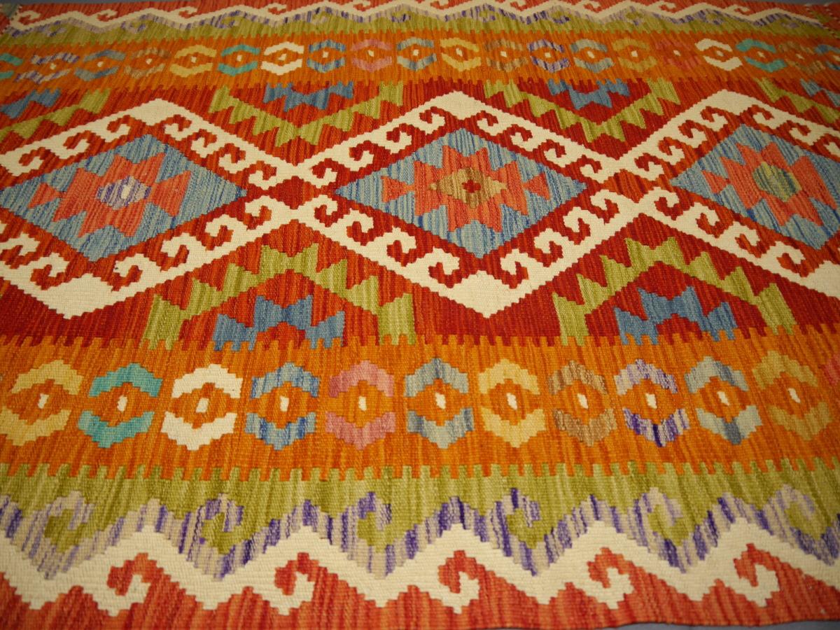 Asiatique Tapis Kilim tribal Kelim à teintures naturelles et motif de diamant tissé à la main plat en vente