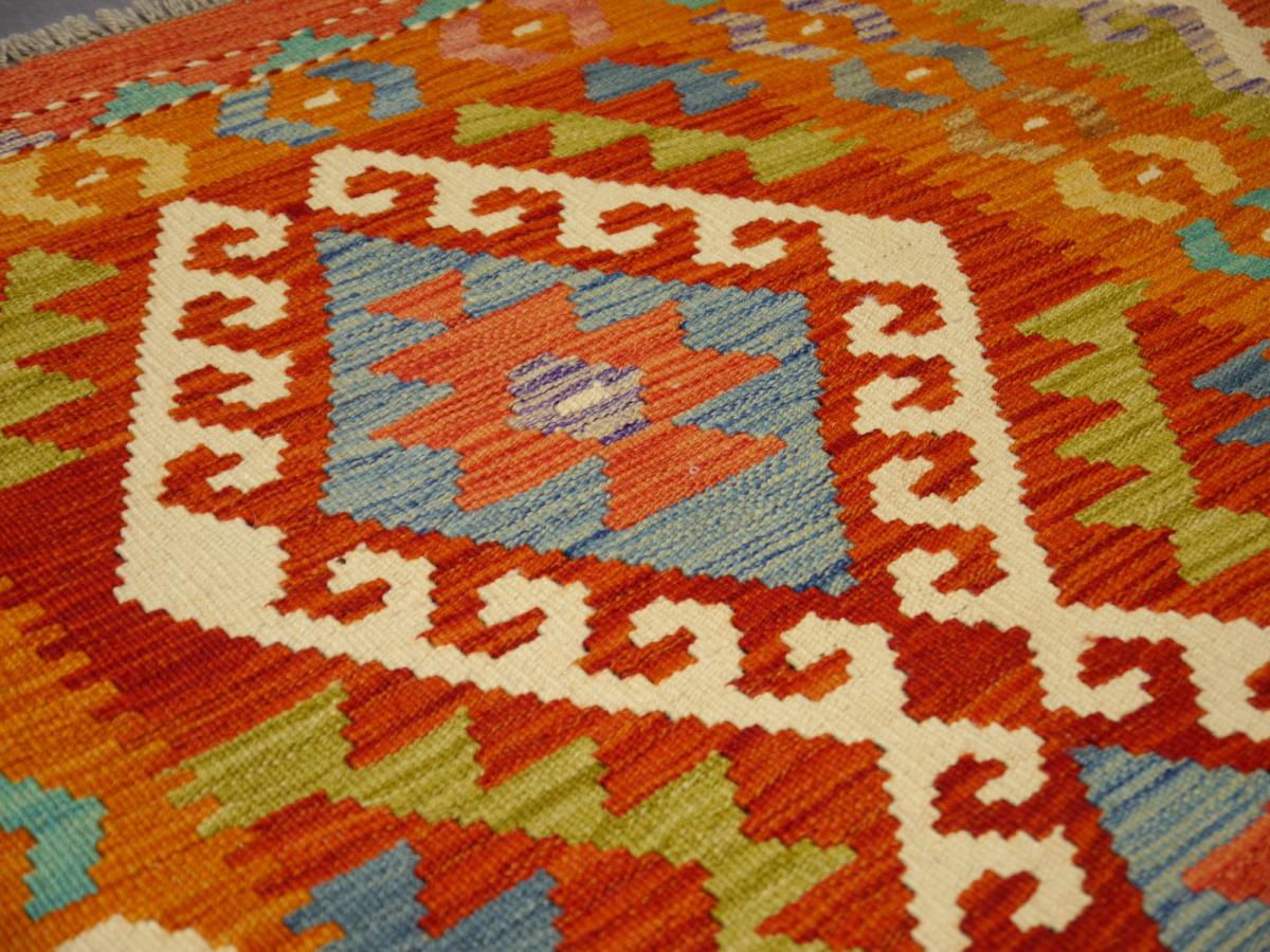 Tapis Kilim tribal Kelim à teintures naturelles et motif de diamant tissé à la main plat en vente 1