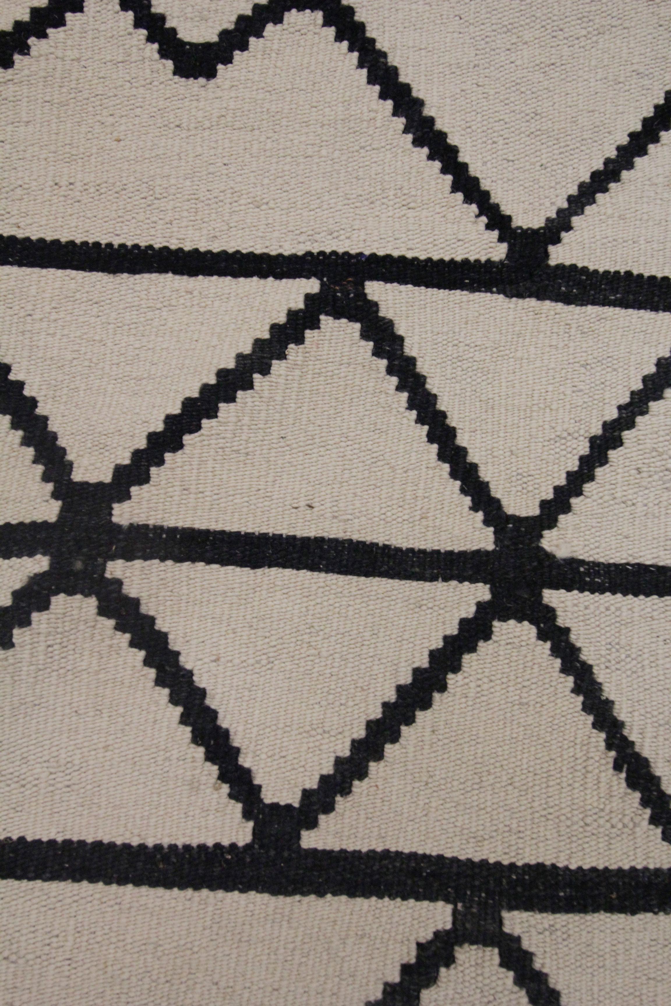 Kilim Rugs Scandinavian Abstract Geometric Kilim Wool Modern Rugs Black/ White In New Condition In Hampshire, GB
