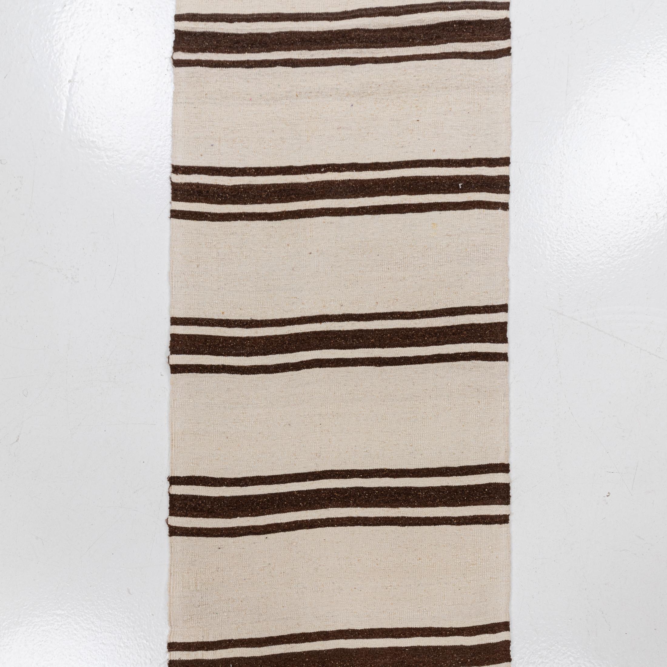 Kilim-Läufer aus Konya, Zentral Anatolien, Türkei, Mitte des 20. Jahrhunderts im Zustand „Relativ gut“ im Angebot in Istanbul, TR