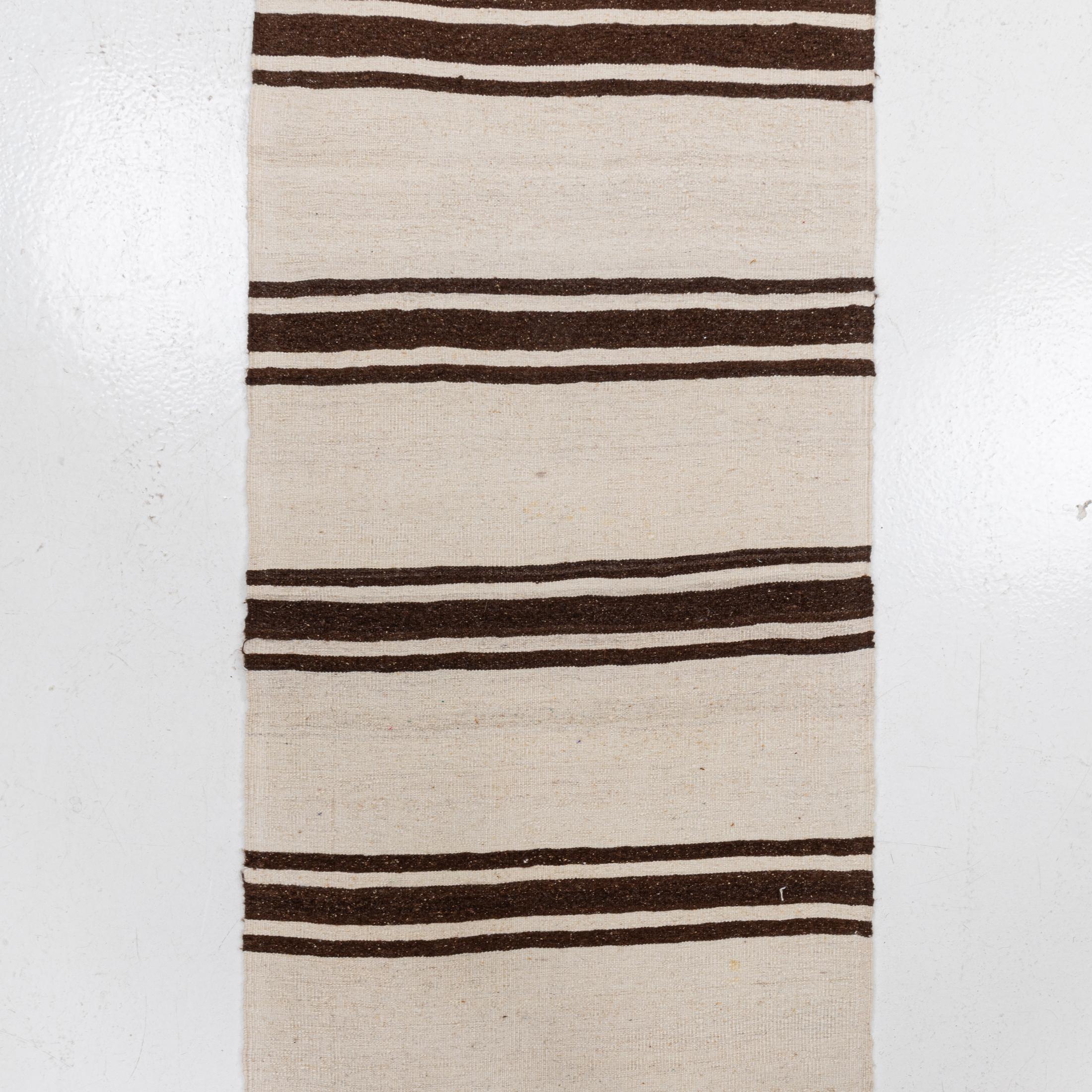 Kilim-Läufer aus Konya, Zentral Anatolien, Türkei, Mitte des 20. Jahrhunderts (Wolle) im Angebot