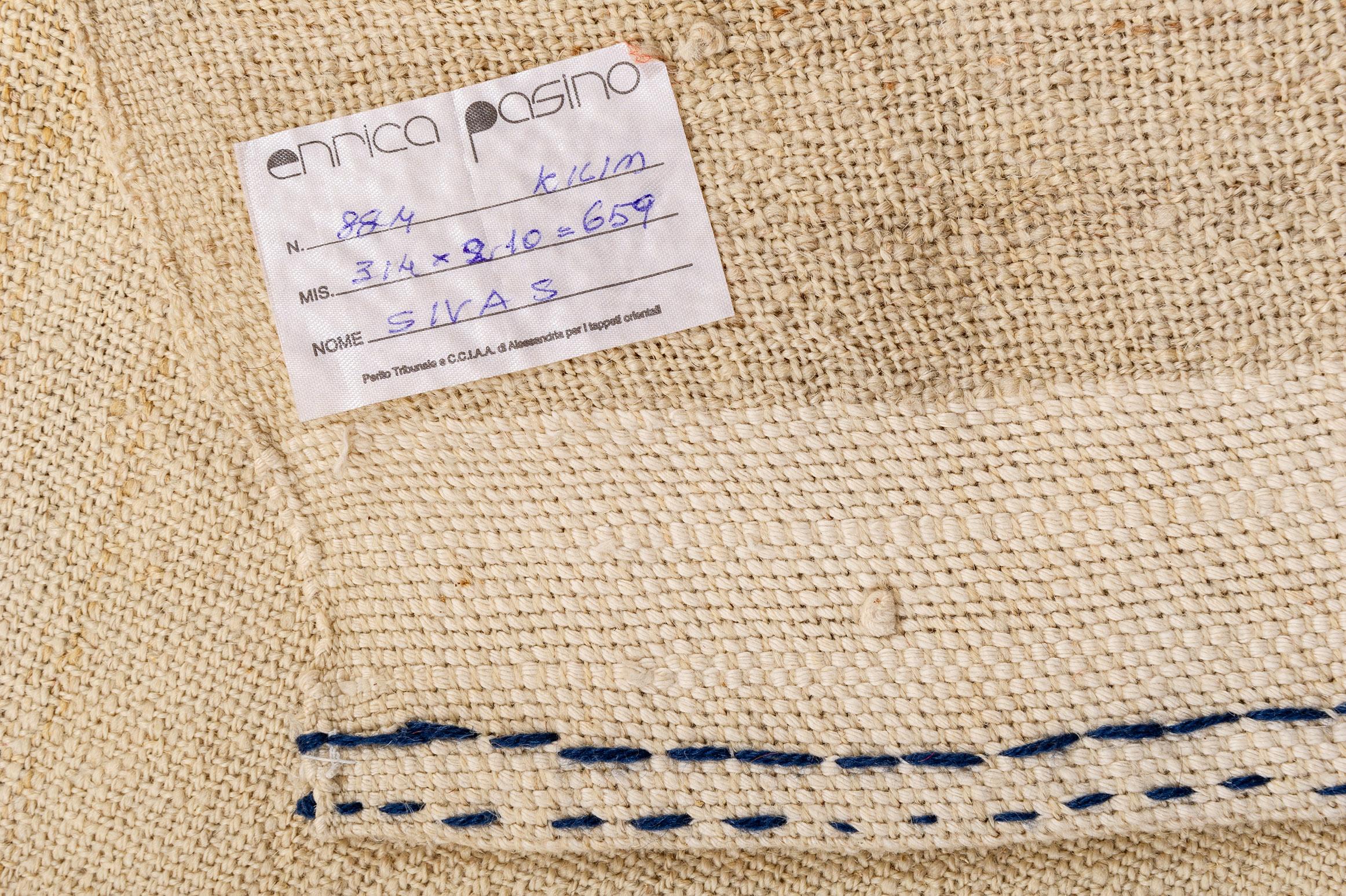 nr.884 -  Wolle in natürlicher Farbe für dieses Vintage-Kelim-Gewebe.
Es ist nicht leicht, sie im Vintage-Stil zu finden: Dieses Exemplar wurde in der Nähe von Sivas gefunden.
IDEA: Legen Sie einen kleineren antiken Teppich darauf, oder: