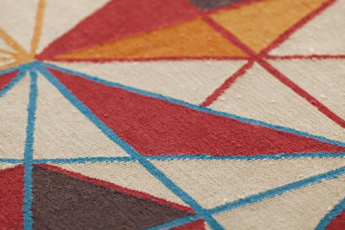 Un tapis de base, classique, pratique, accessible... et maintenant aussi contemporain. Toujours en laine, réversibles et manifestement fabriqués à la main. 

Informations supplémentaires :
Matériau : 100% laine
Couleur : Orange
Technique :