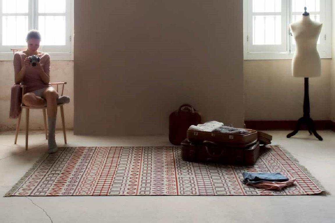 Kilim-Technik Naidu Medium Teppich in mehrfarbiger Farbe von Odosdesign (Moderne) im Angebot