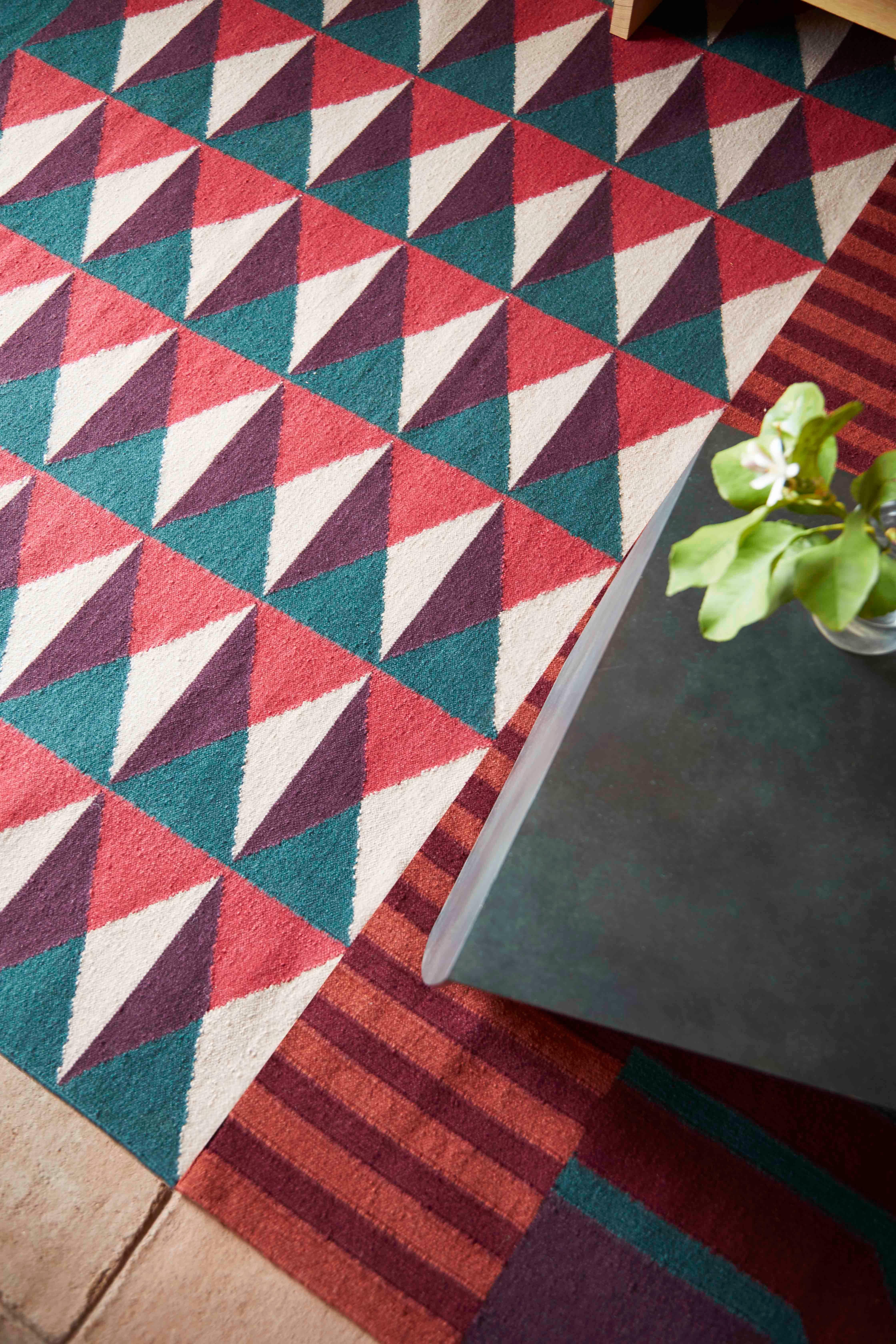 Alfombra grande de lana Ndebele Técnica Kilim en rojo by Sandra Figuerola en Nuevo estado para la venta en New York, NY