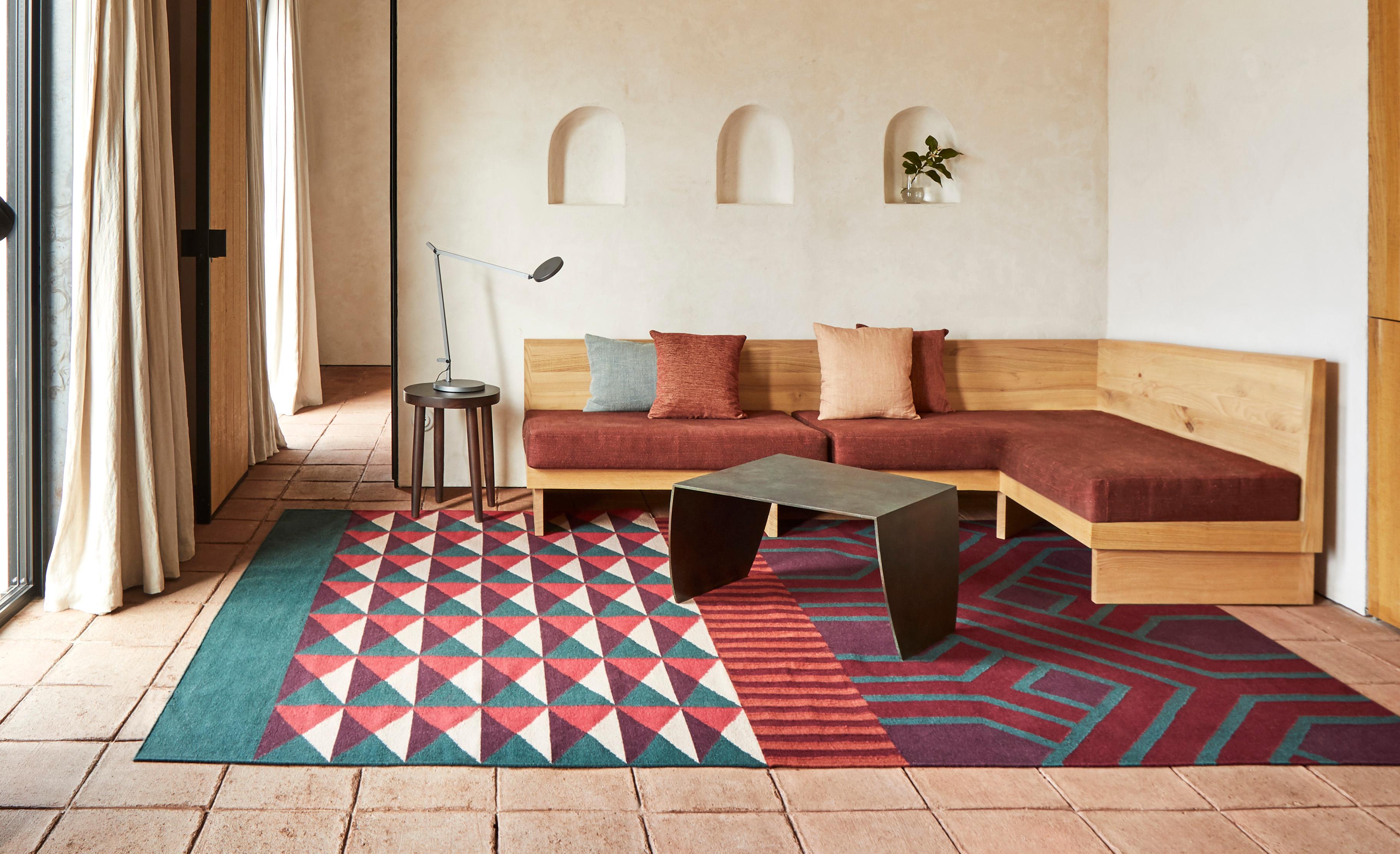 Kilim-Technik Ndebele Kleiner Wollteppich in Rot von Sandra Figuerola (Indisch) im Angebot