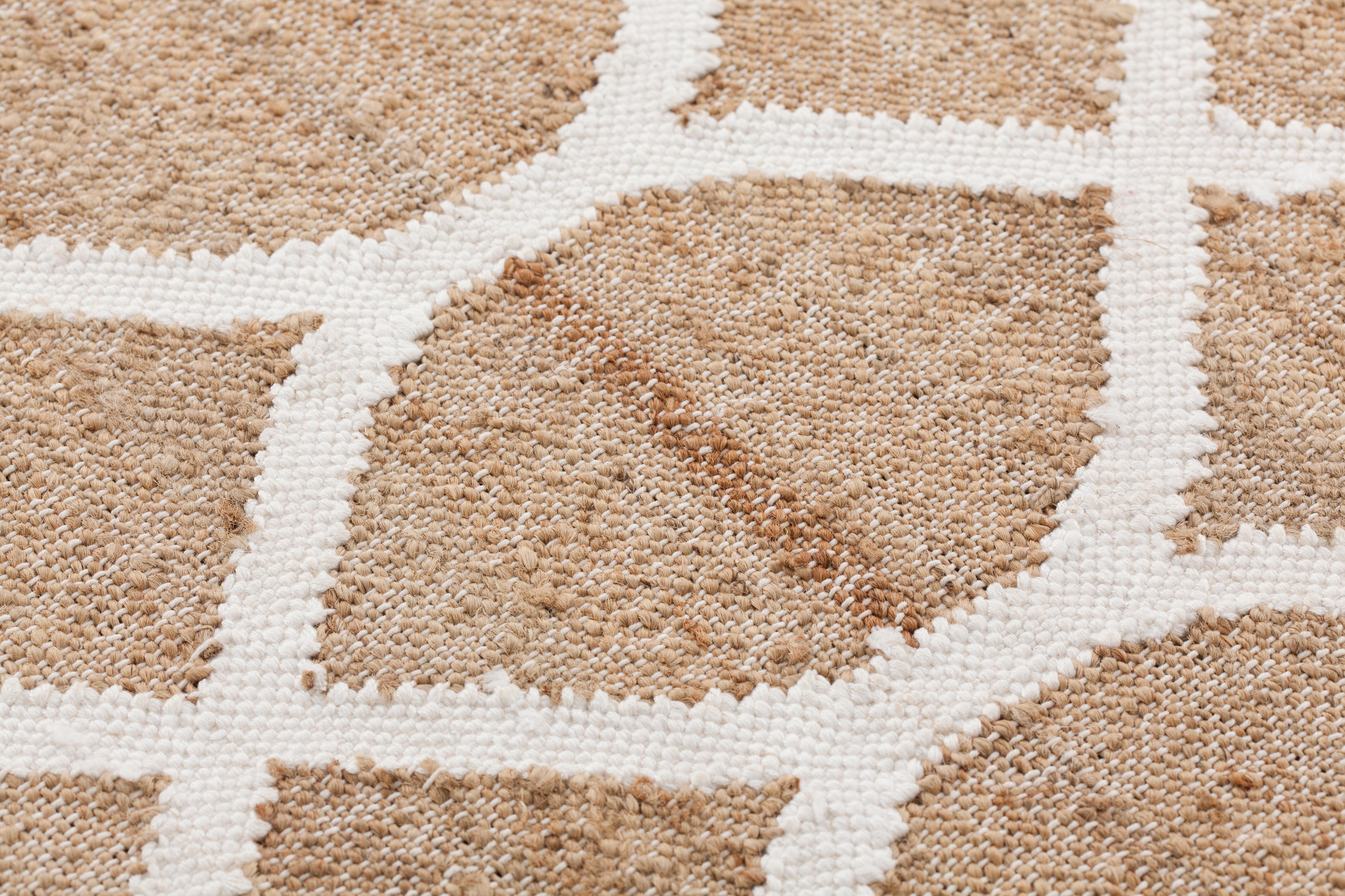 A rug that is a hybrid carpet/tapestry RODAS forms part of the KILIM collection designed and manu- factured by GAN, GANDIABLASCO’s indoor brand, using the traditional weaving techniques.
RODAS is characterized by the strength of its fabric, jute,