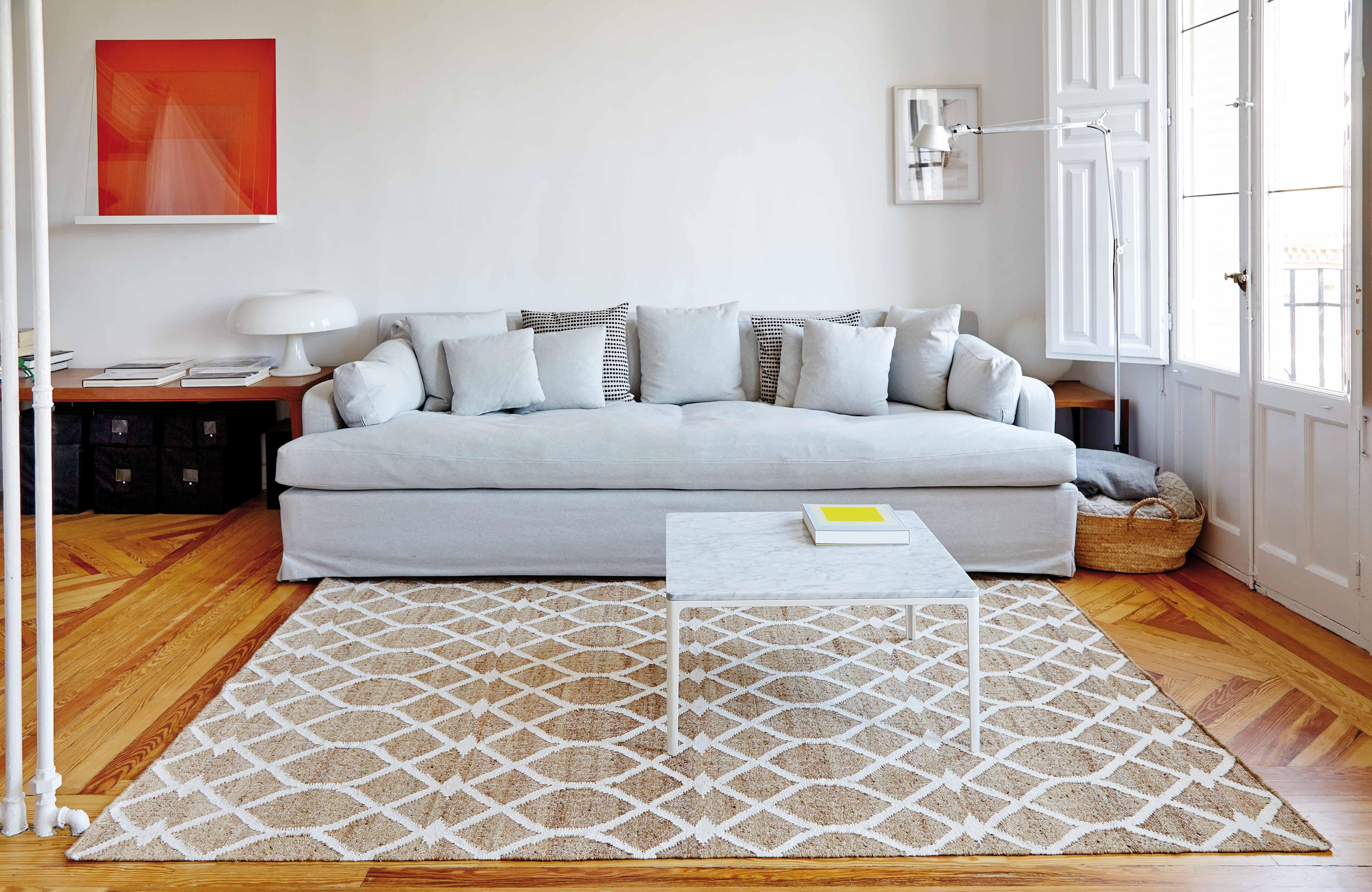 Rodas-Teppich in weißer Farbe von GAN, Kelim-Technik (Moderne) im Angebot