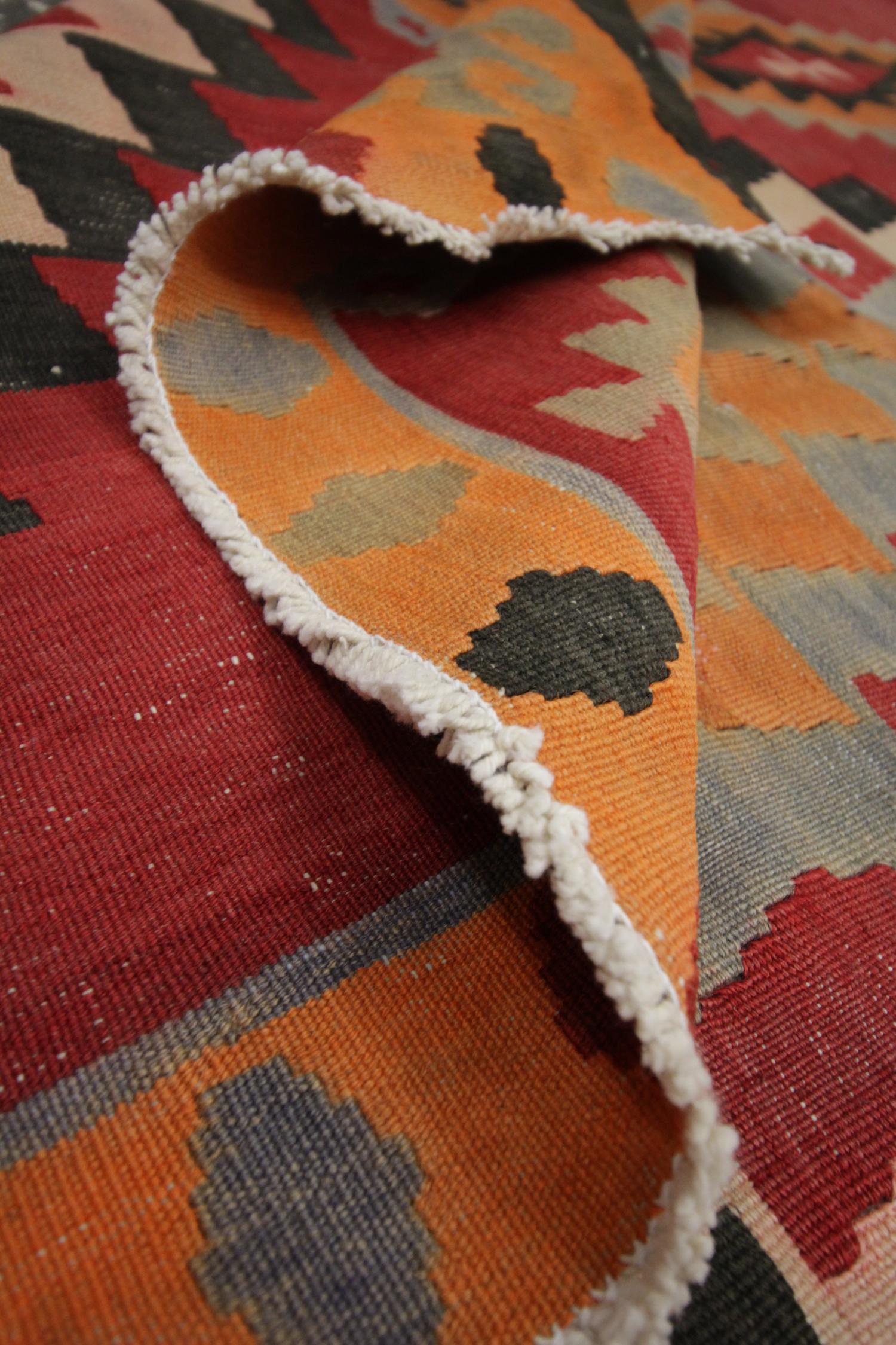 Kilim Alfombra Geométrica Tradicional Vintage Lana Roja mediados del siglo XX en venta