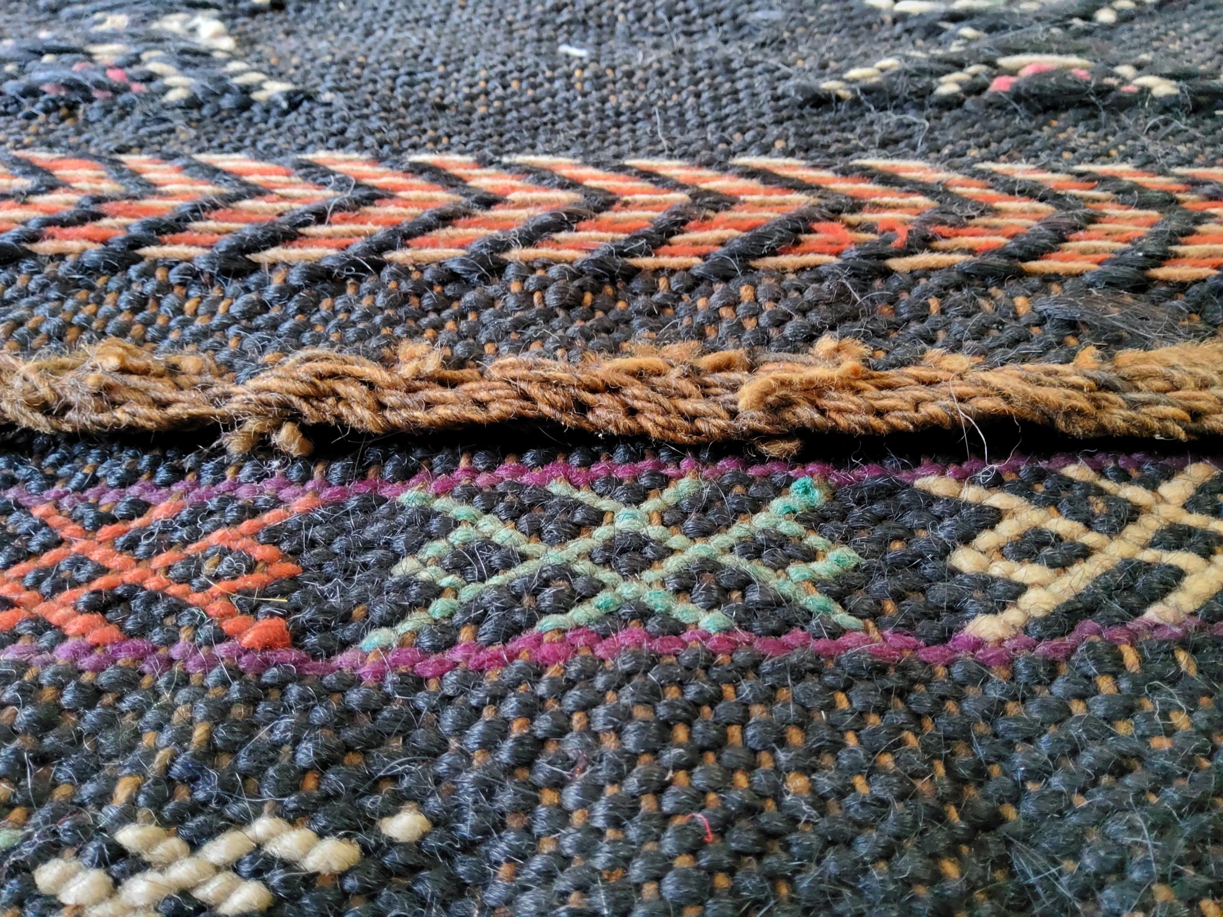 Late 20th Century Kilim Vintage Tappeto Berbero Marocchino Manufatto in Lana Multicolore Naturale in vendita