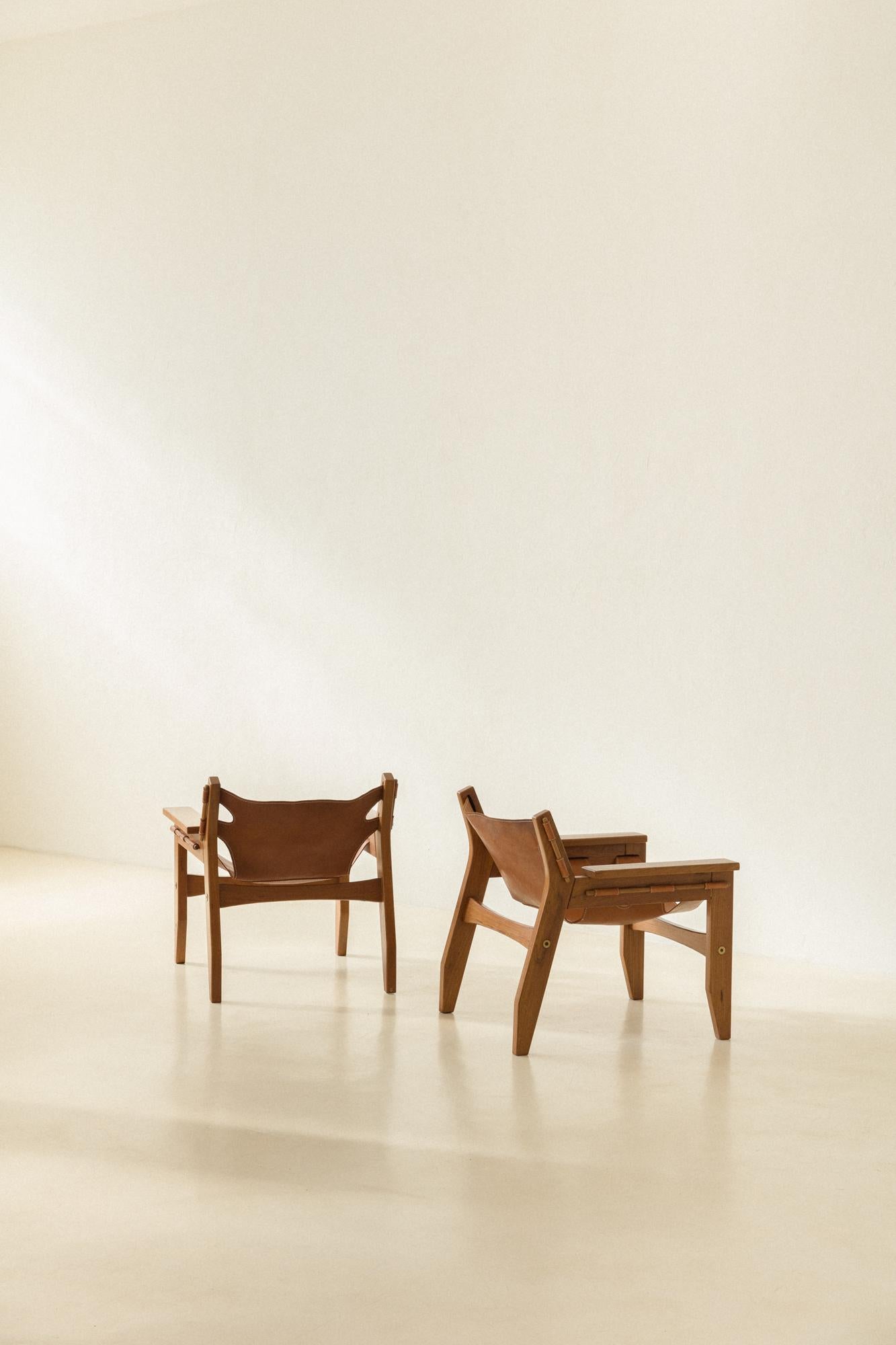 Designed by Sergio Rodrigues (1927-2014) in 1973 and produced by Oca, the Kilin armchair is composed of two sides and two crosspieces, with the back and seat made from a unique piece of leather.

The bold design, with shapes and fittings of wood