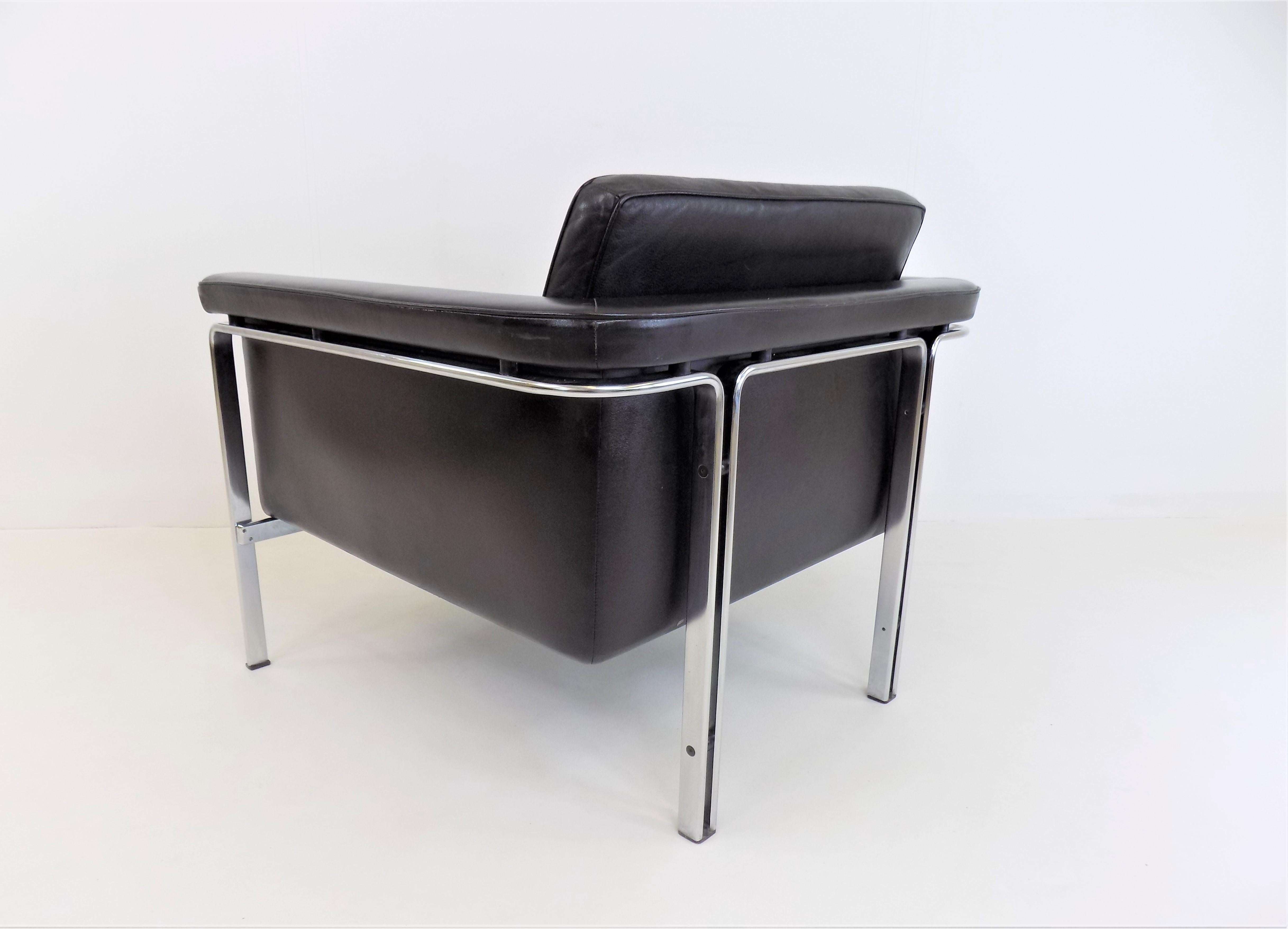 This Kill 6911 leather chair is in very good condition. The black leather only has a slight patina on the seat cushions. The solid stainless steel frame of the armchair shows minimal signs of wear. The suspension of the armchair has been renewed,