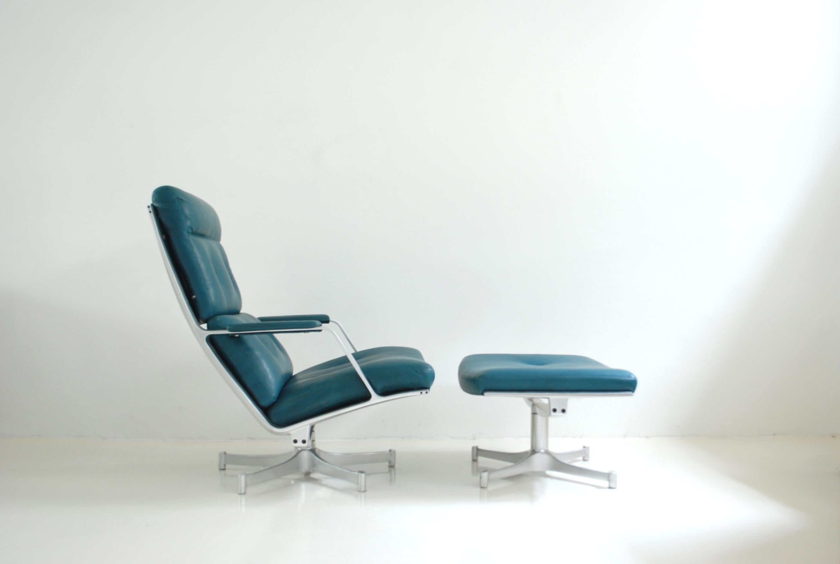 Cette chaise longue FK 85 a été réalisée par Jorgen Kastholm & Preben Fabricius pour Kill international.
Le fauteuil de salon et l'ottoman ont un cadre en aluminium pivotant et un cuir de couleur pétrole.
Elle était nouvellement tapissée de cuir