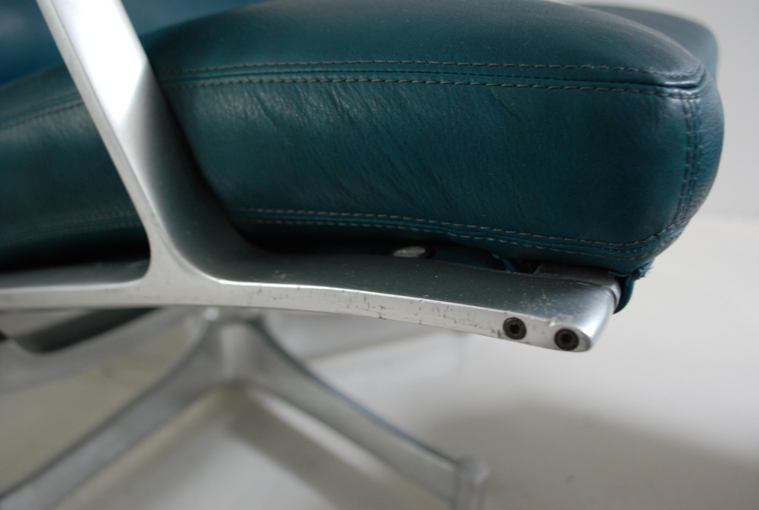 Kill International FK 85 Loungesessel und Ottomane Petrol von Kastholm & Fabricius (Aluminium) im Angebot