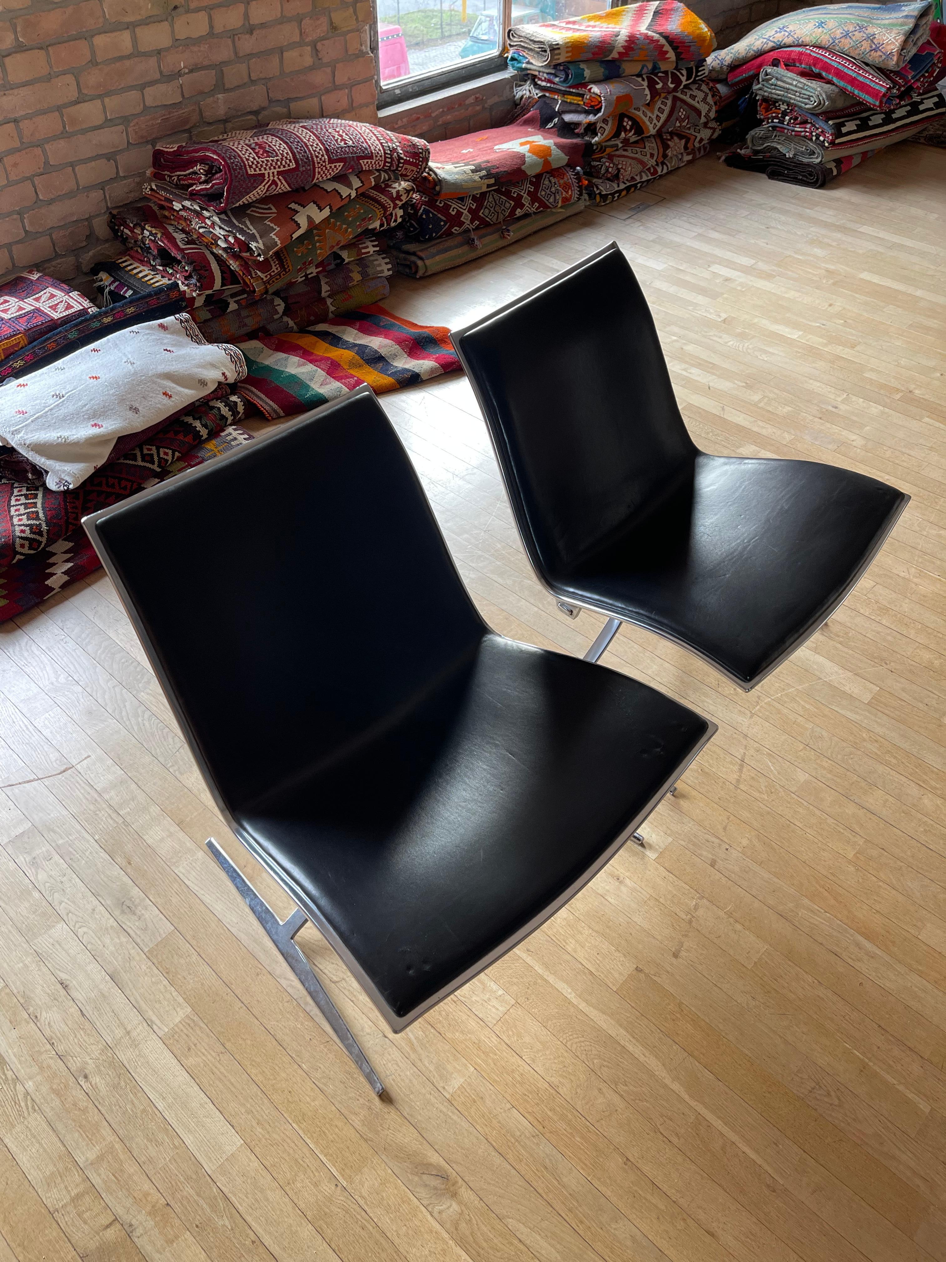 Sehr schönes Paar Skater 710 Kastholm Stühle von Kill International sehr selten mit Label, nur 1 Besitzer vor und die Rückseite der Stühle sind auch in Leder bezogen.