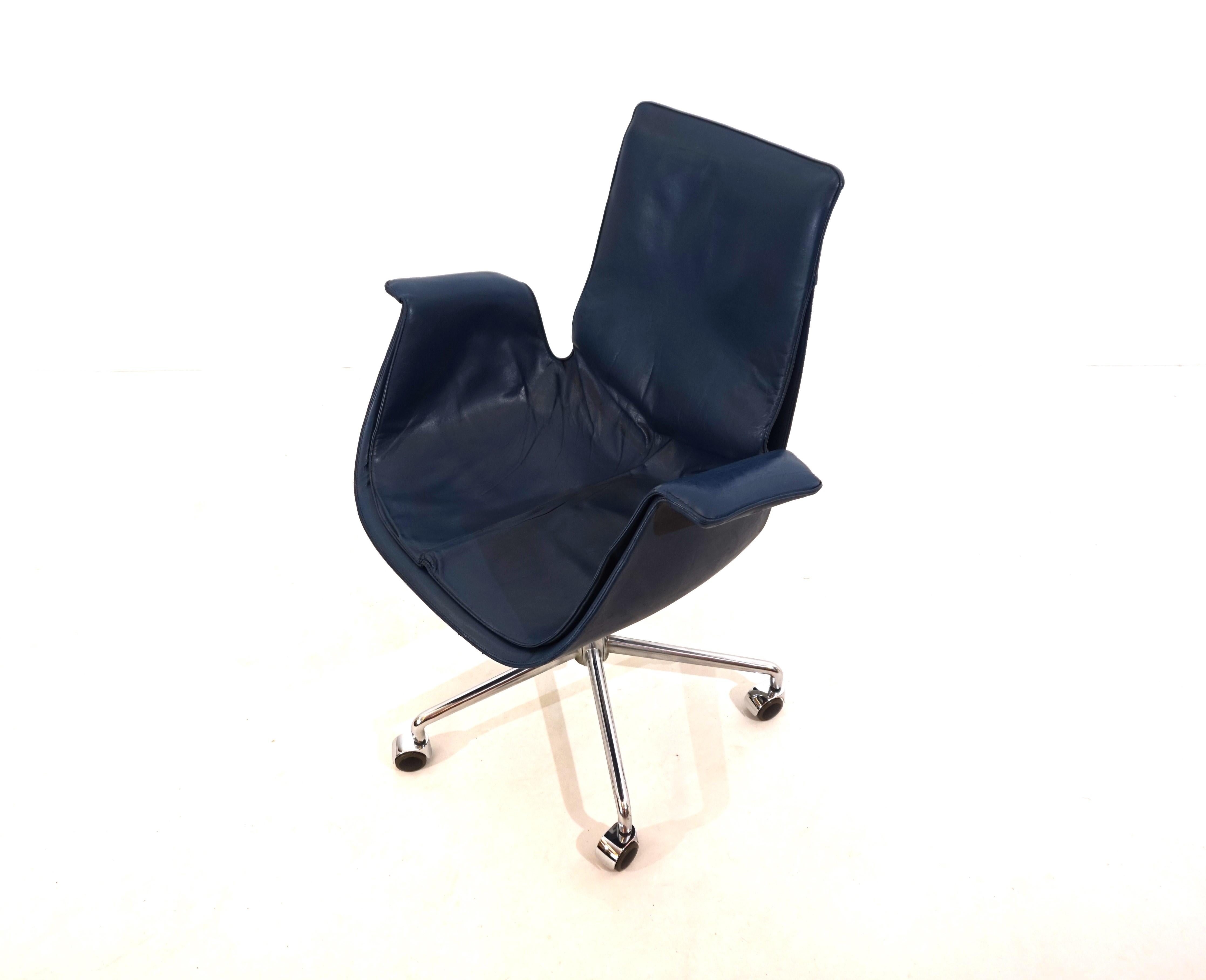 Cette Kill 6727, dite chaise Oiseau ou Tulipe, est la version difficile à trouver d'une chaise de bureau avec réglage en hauteur. Le cuir bleu est en excellent état, avec une belle patine et des signes d'usure minimes. Le cadre chromé et les roues à