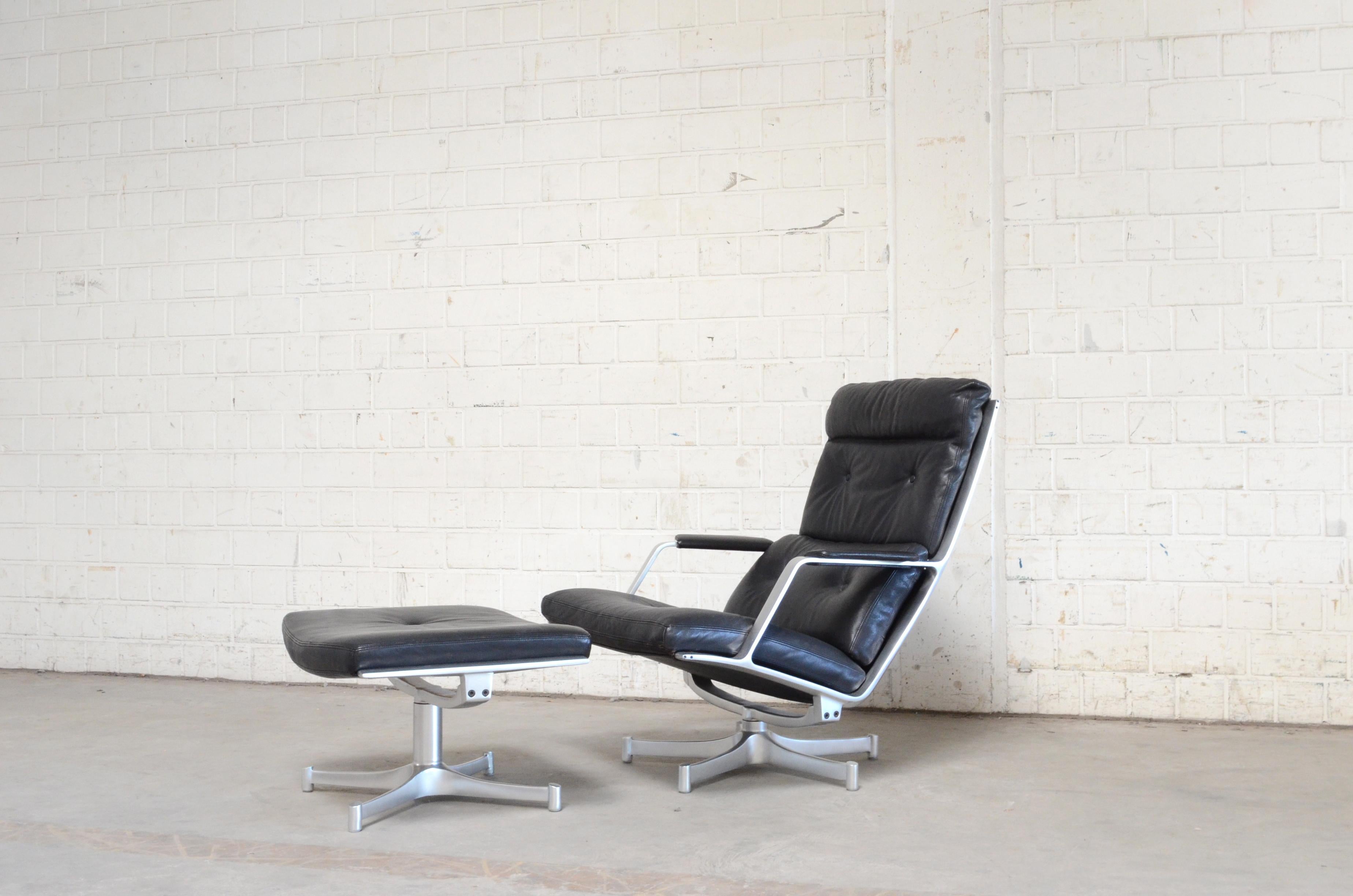 Le FK 85 a été réalisé par Jorgen Kastholm et Preben Fabricius pour Kill International
Le fauteuil de salon et l'ottoman ont un cadre en aluminium pivotant et un cuir aniline noir de qualité supérieure.
avec un beau toucher doux.
Il est dans un
