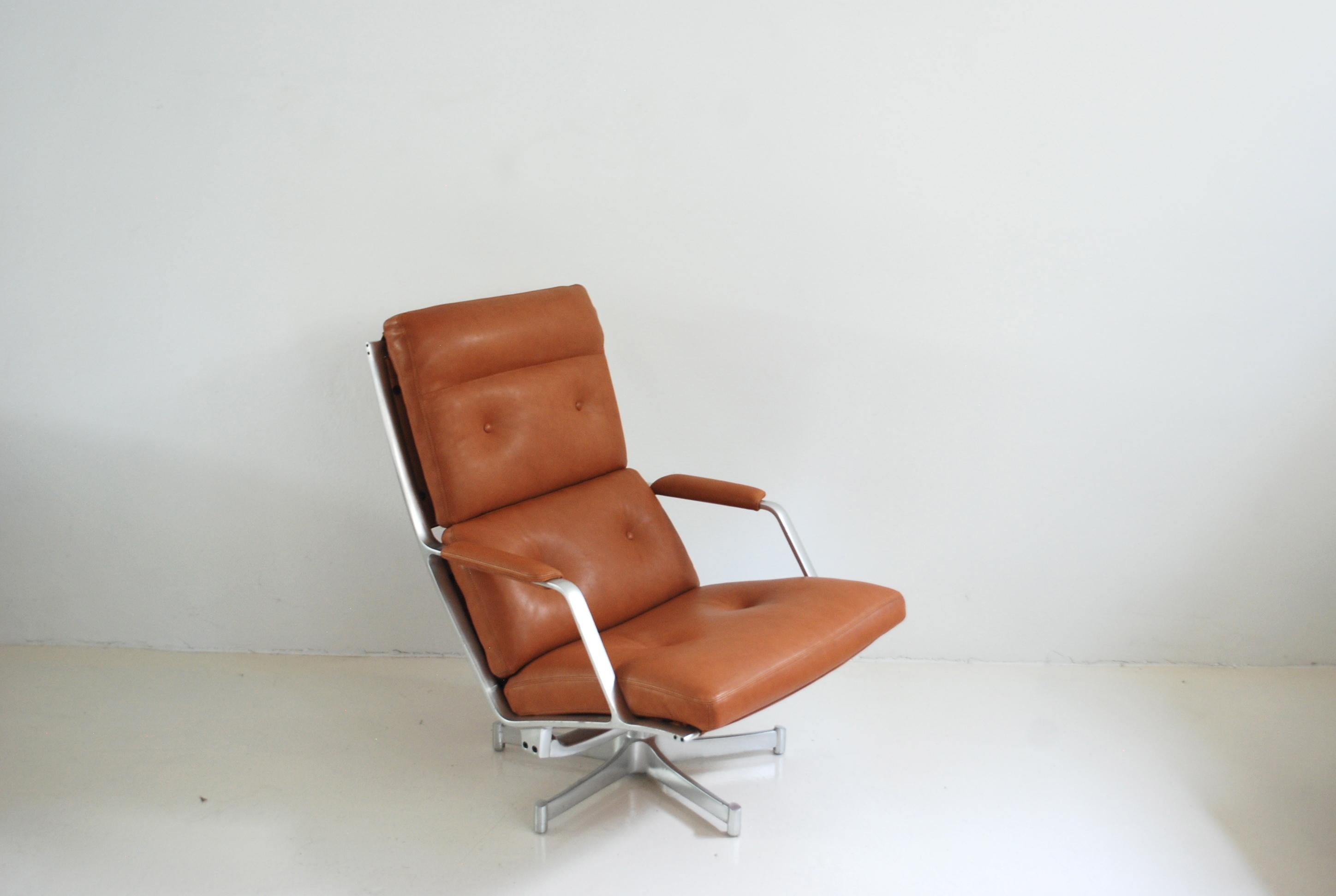 Cette chaise longue FK 85 a été réalisée par Jorgen Kastholm & Preben Fabricius pour Kill international.
Le fauteuil de salon est doté d'un cadre en aluminium pivotant et d'un cuir naturel cognac souple.
Elle était recouverte d'un cuir aniline