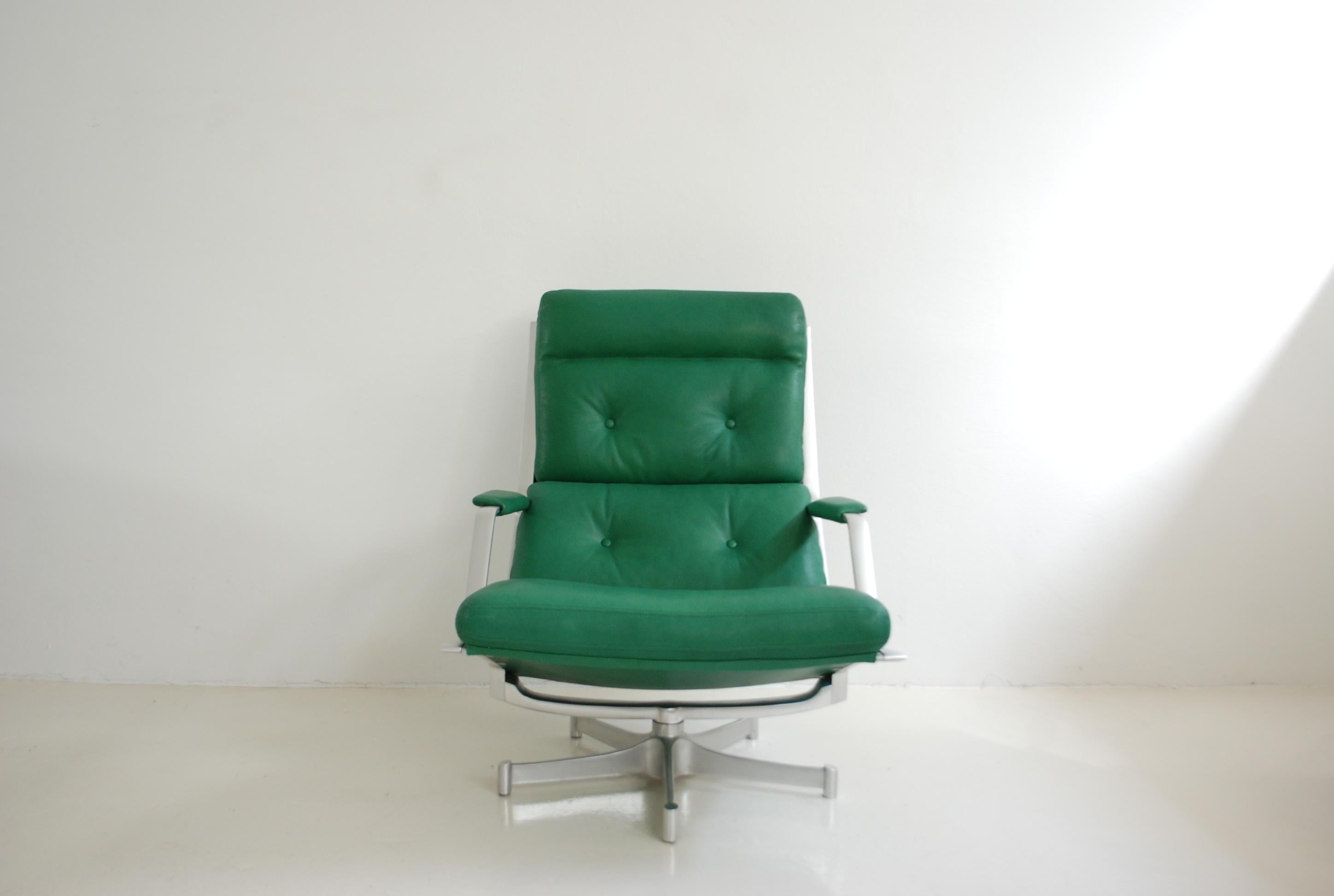 This lounge chair FK 85 was made by Jorgen Kastholm & Preben Fabricius for Kill international.
The lounge chair has a swivel aluminium frame and  Kelly green leather.
It was new upholstered with premium aniline leather.
The aluminium frame has some