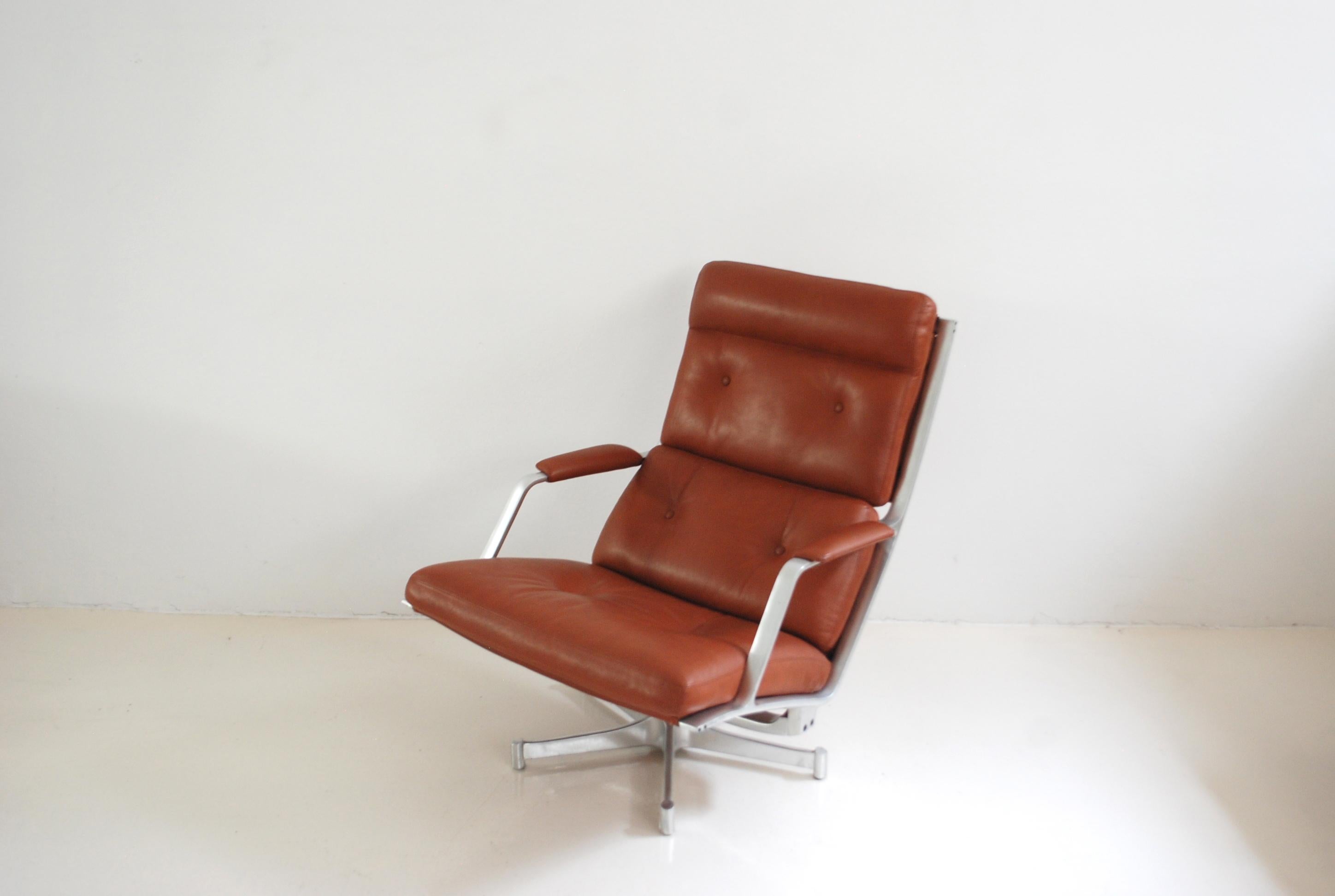 This lounge chair FK 85 was made by Jorgen Kastholm & Preben Fabricius for Kill International.
The lounge chair has a swivel aluminium frame and red cognac leather.
It was new upholstered with aniline leather.
The aluminium frame has some signs