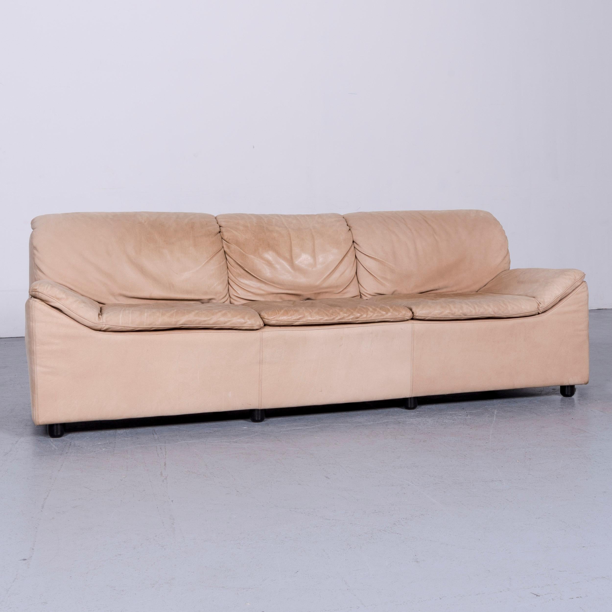 We bring to you an Kill International Golf designer sofa leather beige three-seat couch from 1984.