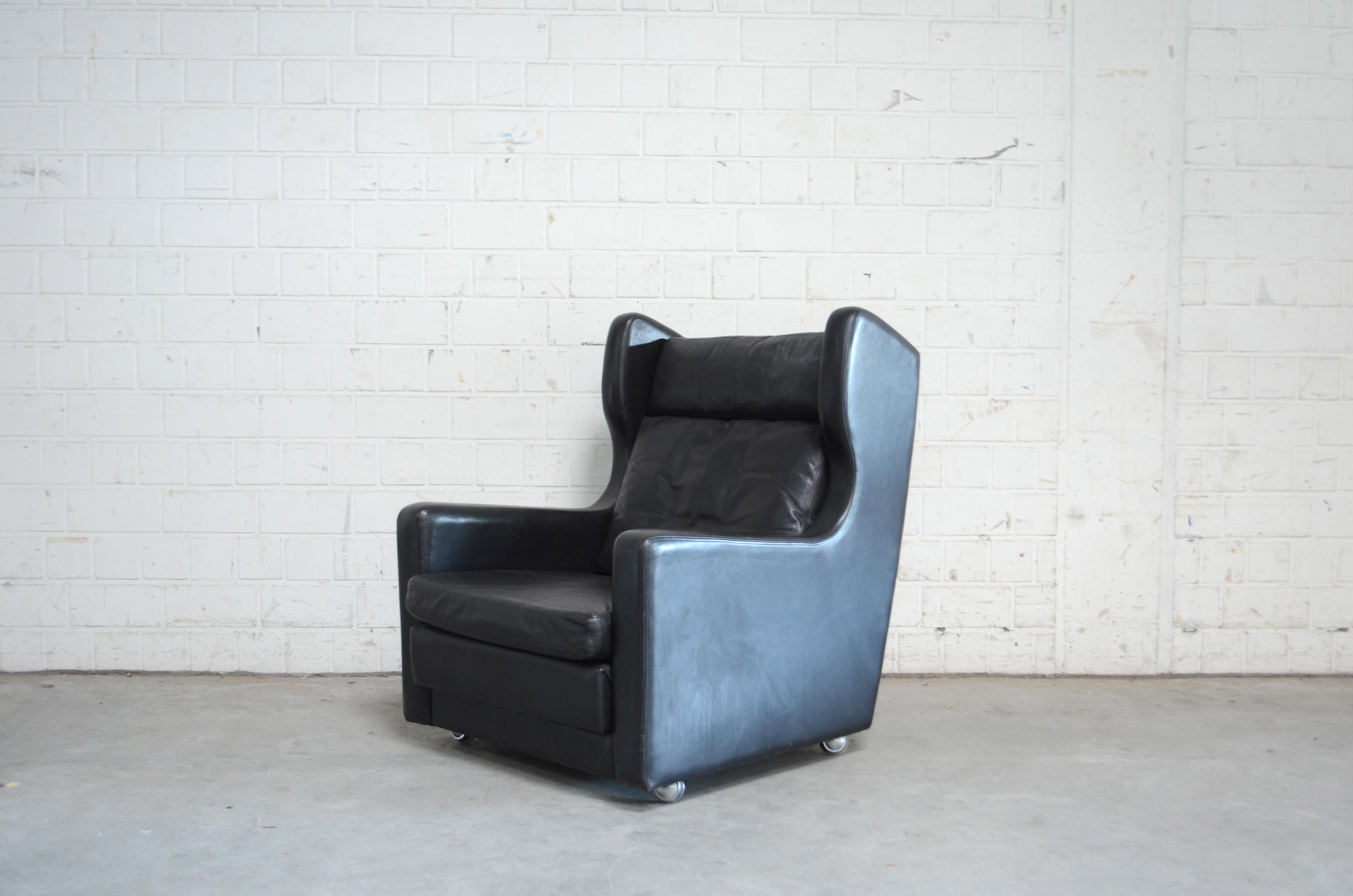 Kill International highback Chair in black aniline leather.
The seat can be turn into a lounge seat with high comfort.
With rollable chrom feets.