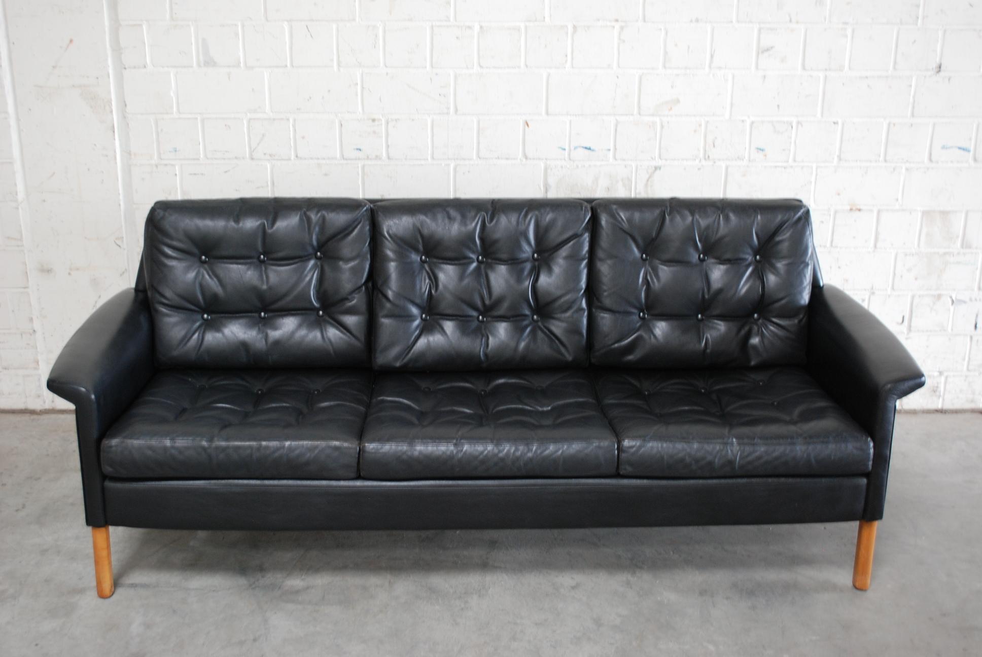 Black leather sofa by Rudolf Glatzel manufactured by German manufacture Kill International.
Great design from the 1960s.
We also have 2 armchairs that fits well to this sofa.
