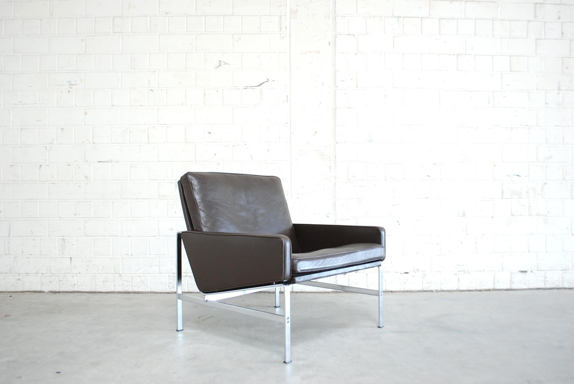 This lounge chair model 6720 was design by Jorgen Kastholm & Preben Fabricius for Kill International.
The lounge chair has a chromed steel frame and dark brown aniline leather.
Great seating comfort.

 