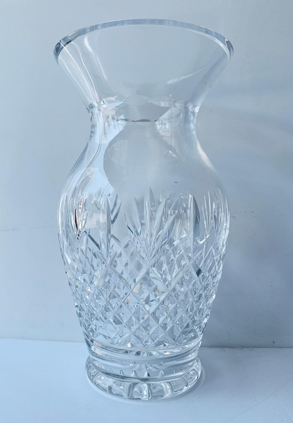 Voici l'exquis vase en cristal taillé 