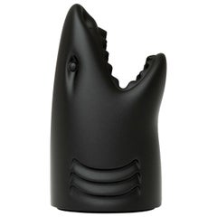 En stock à Los Angeles:: Killer Black Shark Umbrella Stand par Studio Job