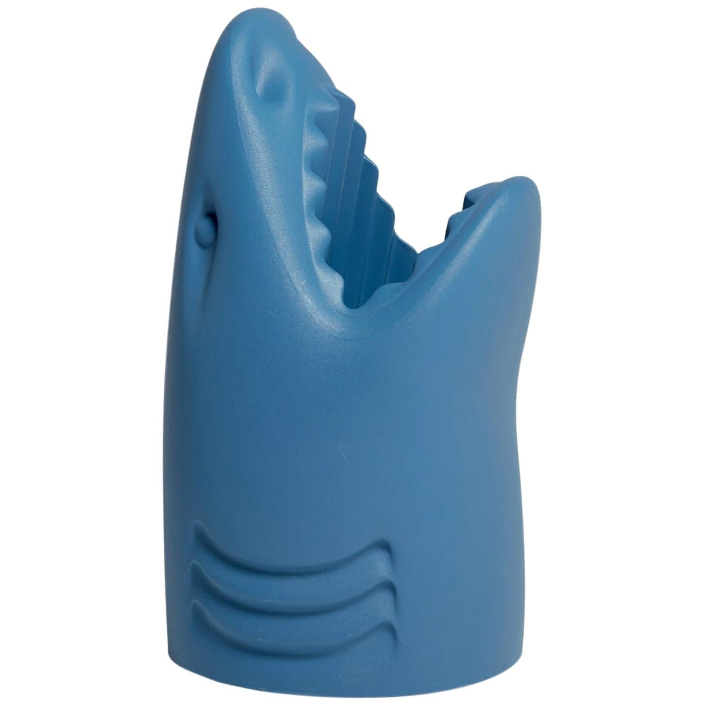 Porte-parapluies « Killer » en forme de requin bleu de Studio Job