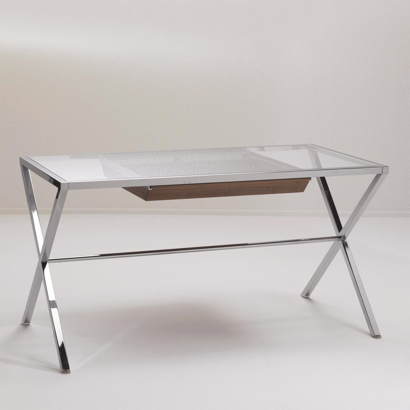 Desk Killy with steel structure in chrome plated
finish. With tempered clear glass top, 8mm thickness.
With 1 drawer in solid walnut wood under the top.
