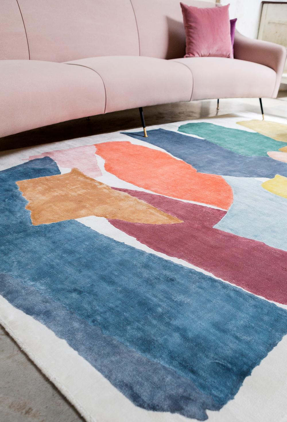 Moderner handgefalteter Viskose-Teppich in verschiedenen Farben in Blau, Braun, Rosa, Orange und Weiß (Handgewebt) im Angebot