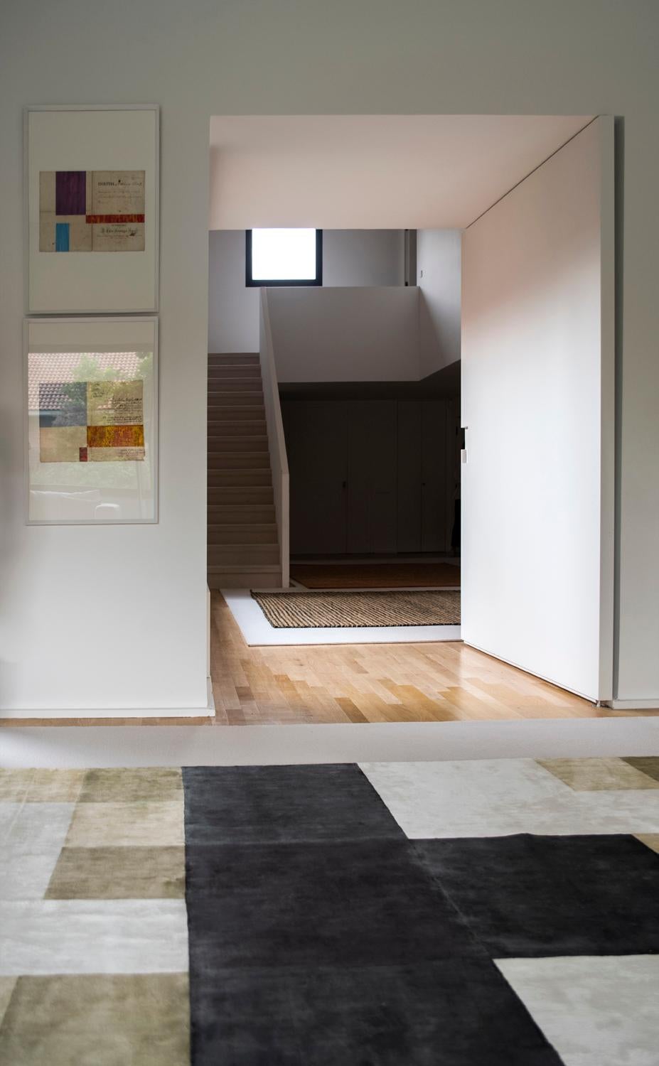 Moderner handgefalteter Viskose-Teppich mit Würfeln in Dunkelgrau, Weiß, Braun und Grün im Angebot 9