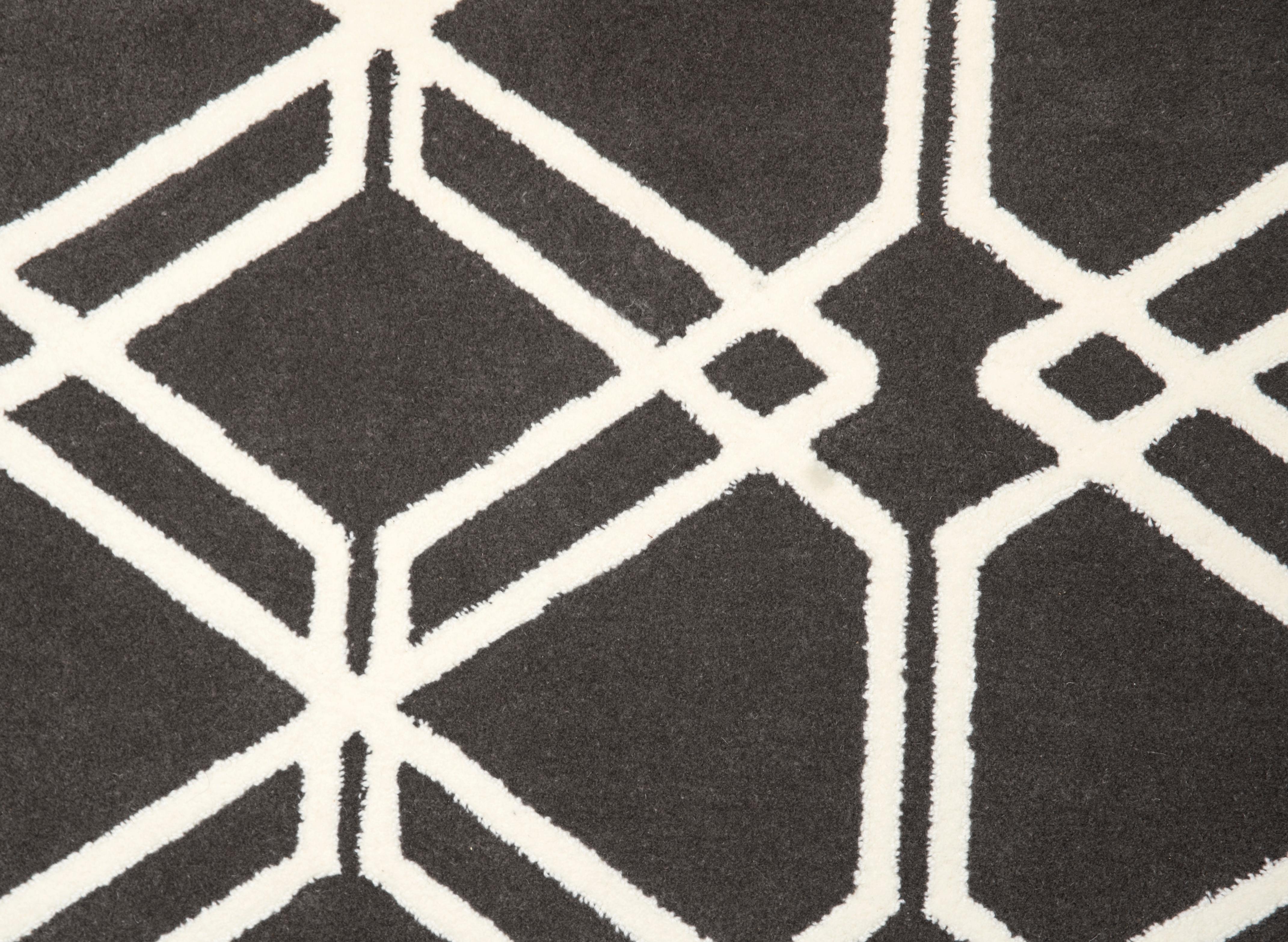 Ce tapis est fabriqué à la main en Espagne selon la technique du tuftage à la main.
Nous n'utilisons que les fils naturels les plus fins, 100% pure laine vierge avec une épaisseur de 15mm. 

- Personnalisez dans n'importe quelle taille et dans