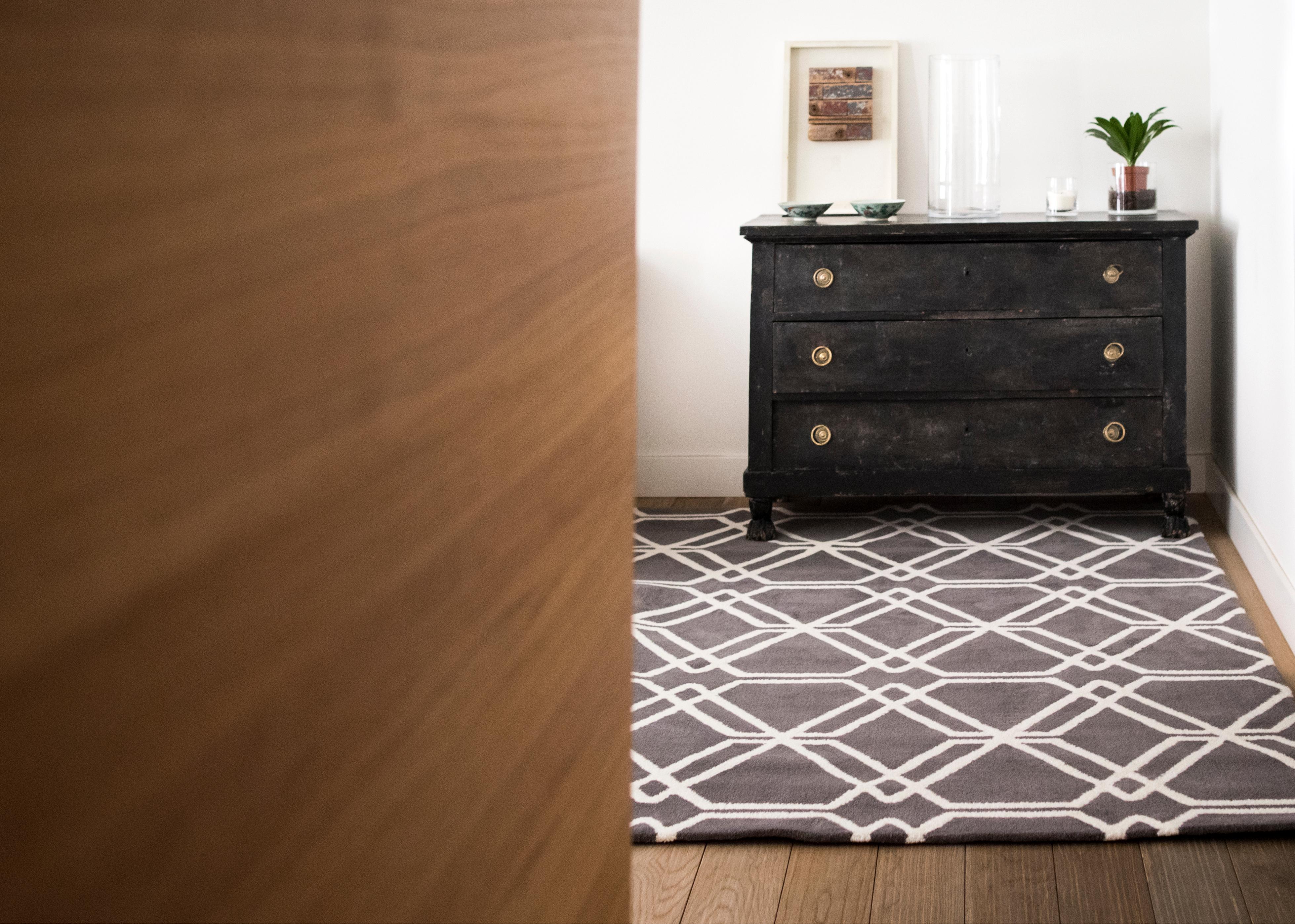 Espagnol Tapis moderne en laine touffeté à la main fabriqué en Espagne, motif géométrique marron et blanc en vente