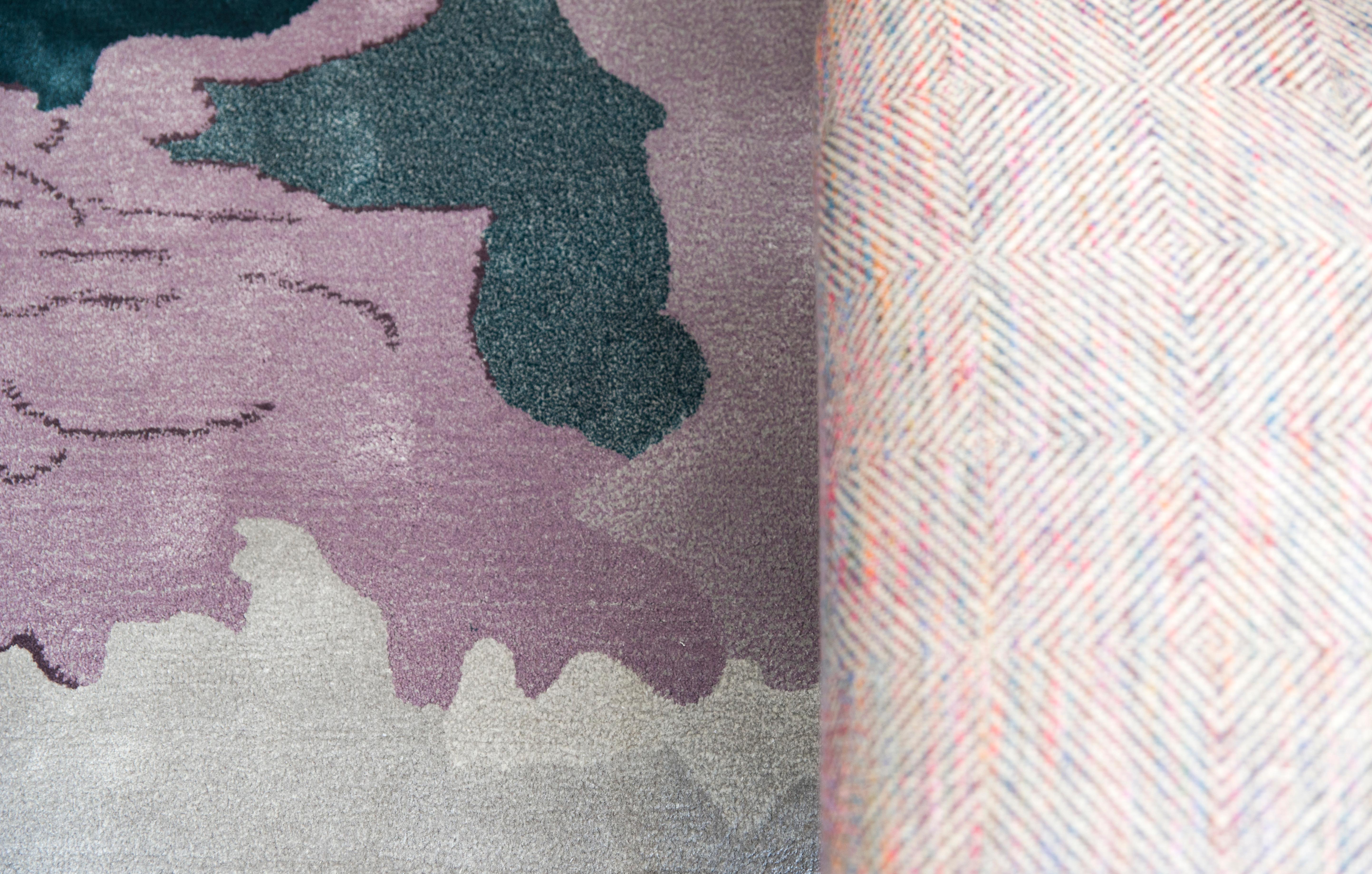 Moderner handgetufteter Teppich aus Wolle und Seide aus Spanien-Marmor in Blau und Mauve-grau (Spanisch) im Angebot