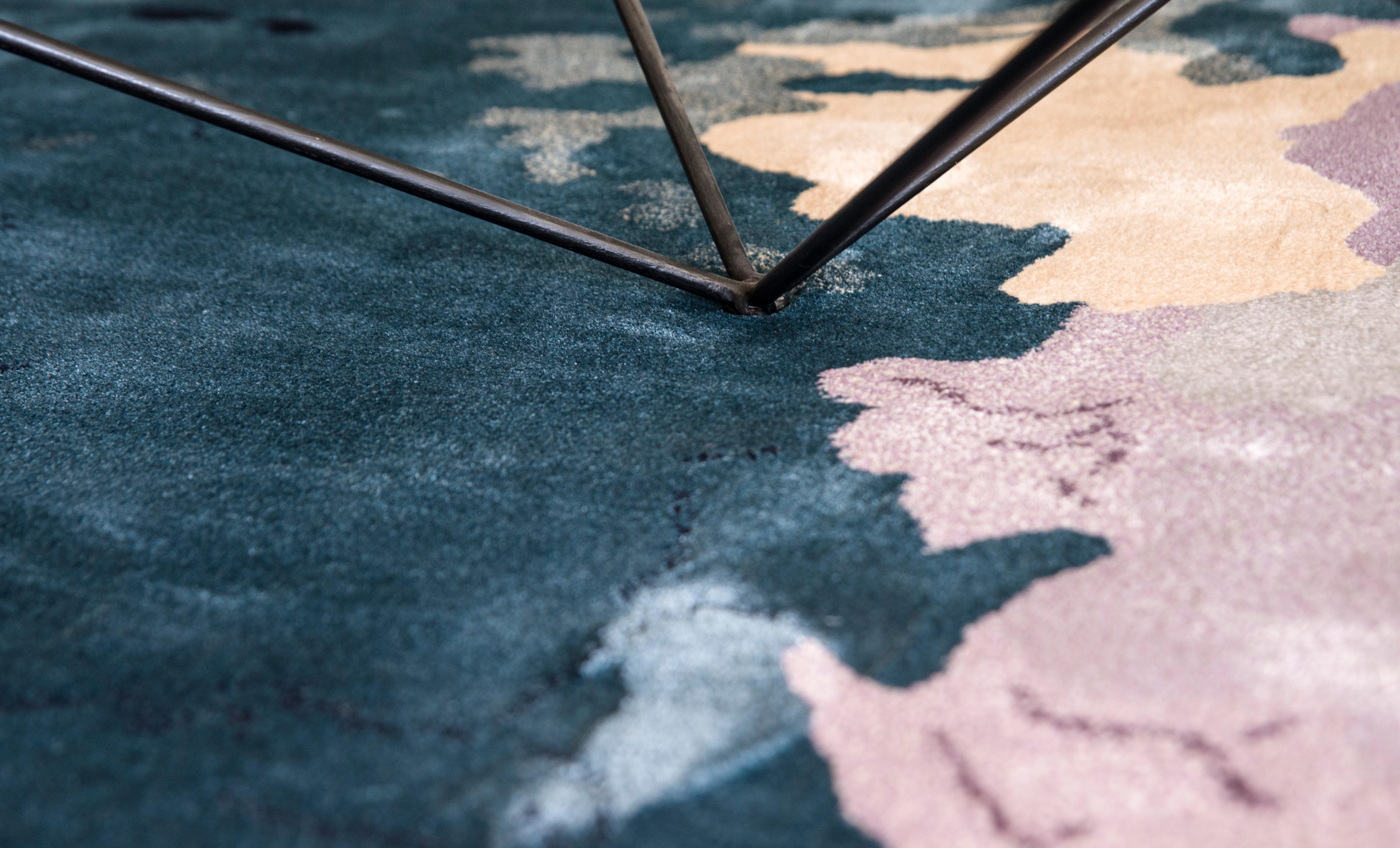 Moderner handgetufteter Teppich aus Wolle und Seide aus Spanien-Marmor in Blau und Mauve-grau im Angebot 1