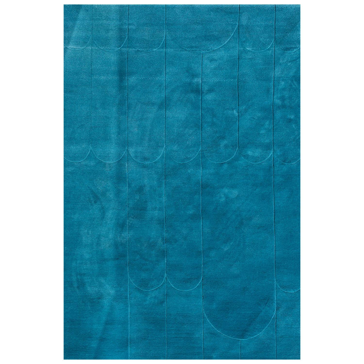 Moderner handgetufteter Wollteppich in Spanienblau mit Wellenschliff von Carvin