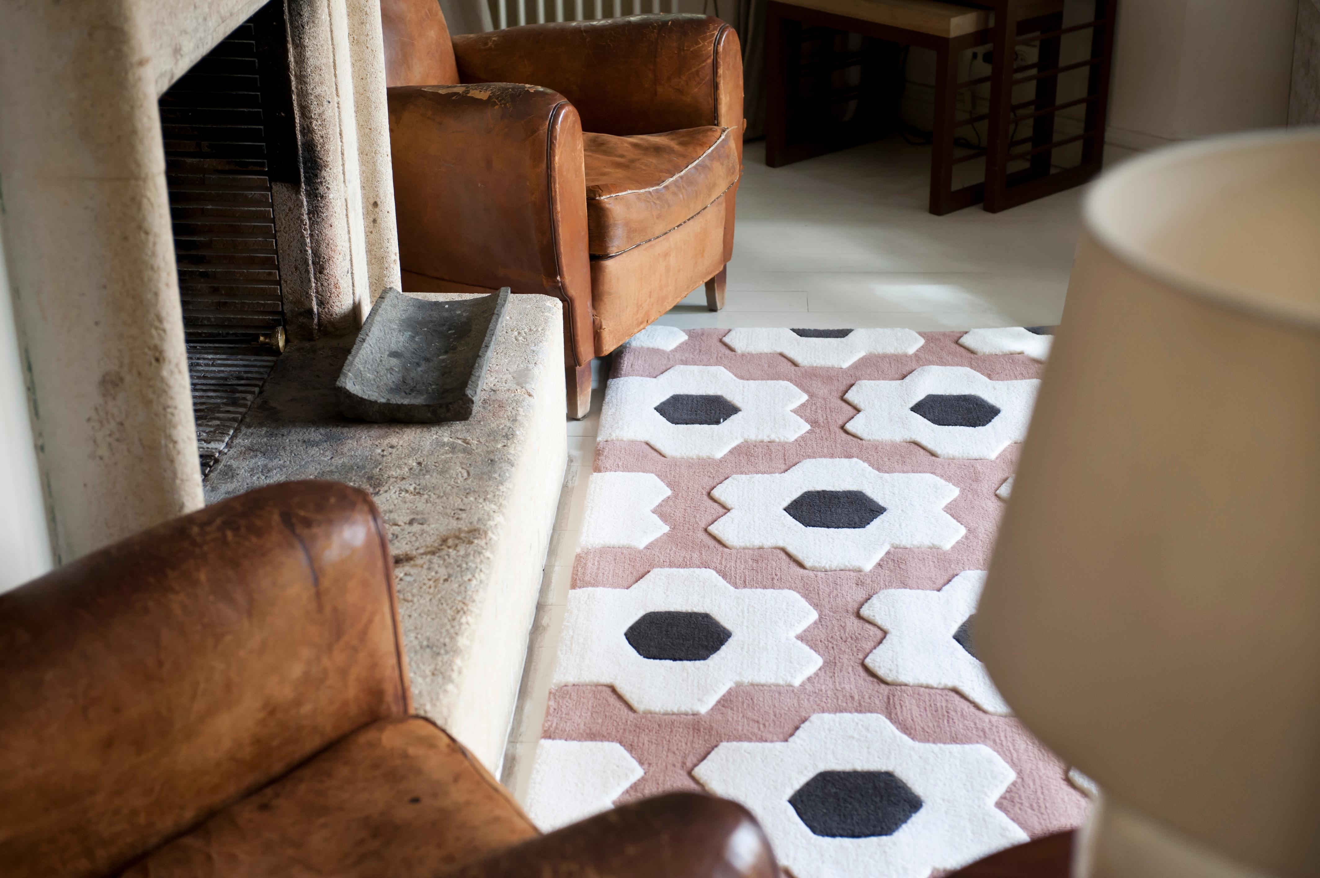 Contemporary Modern Handtufted Wool Rug Made in Spain Pink Brown & White Mechanic Flower For Sale