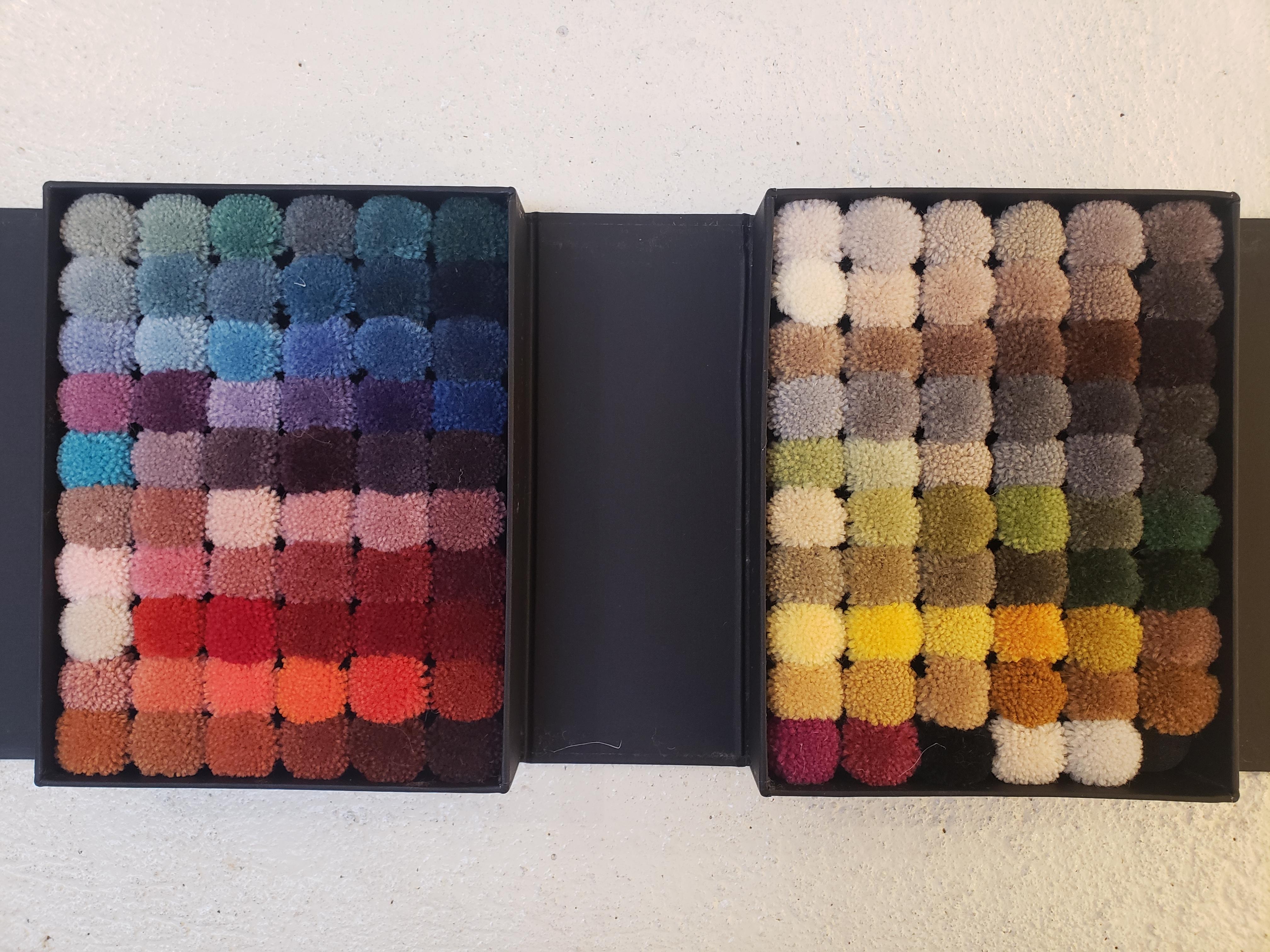 Moderner handgetufteter Wollteppich aus Spanien in Weiß, Gold, Blau und Rosa, abstrakt (Wolle) im Angebot