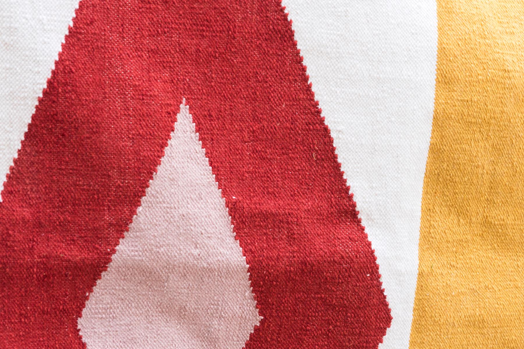 Zeitgenössischer handgewebter Flachgewebe Polypropylen-Teppich für den Außenbereich Tikal in Weiß, Rosa und Rot (Handgewebt) im Angebot