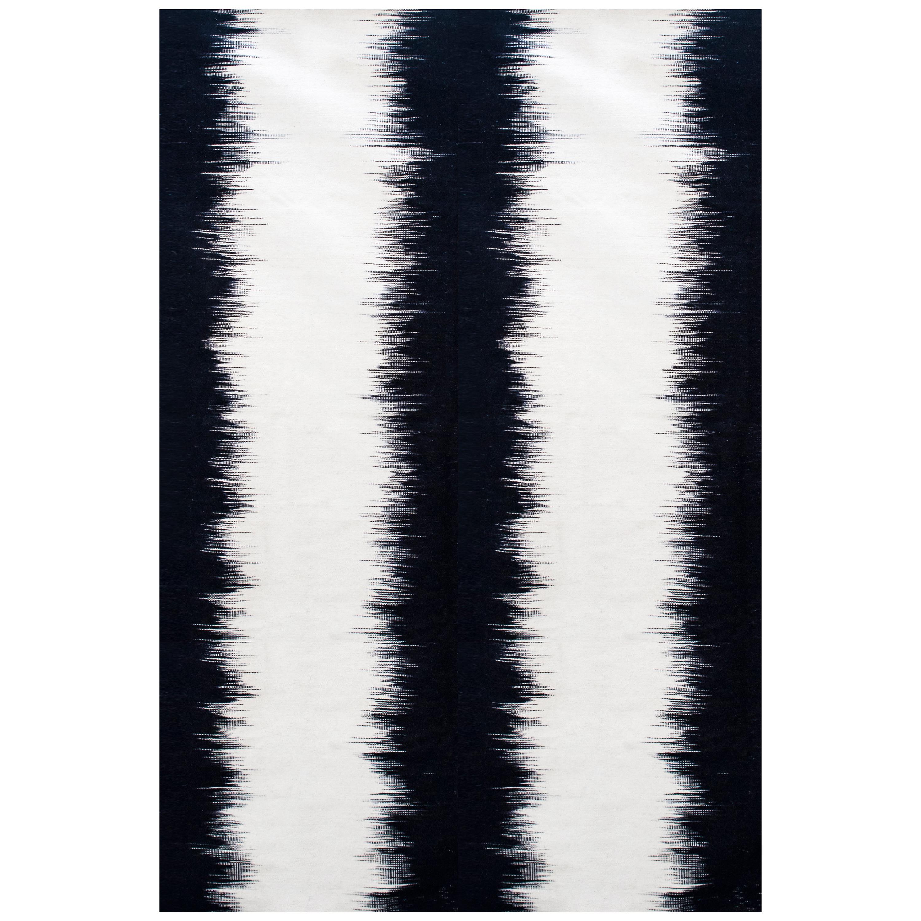 Moderner handgewebter Flachgewebe-Kelim-Teppich aus Wolle in Schwarz und Weiß mit Streifen